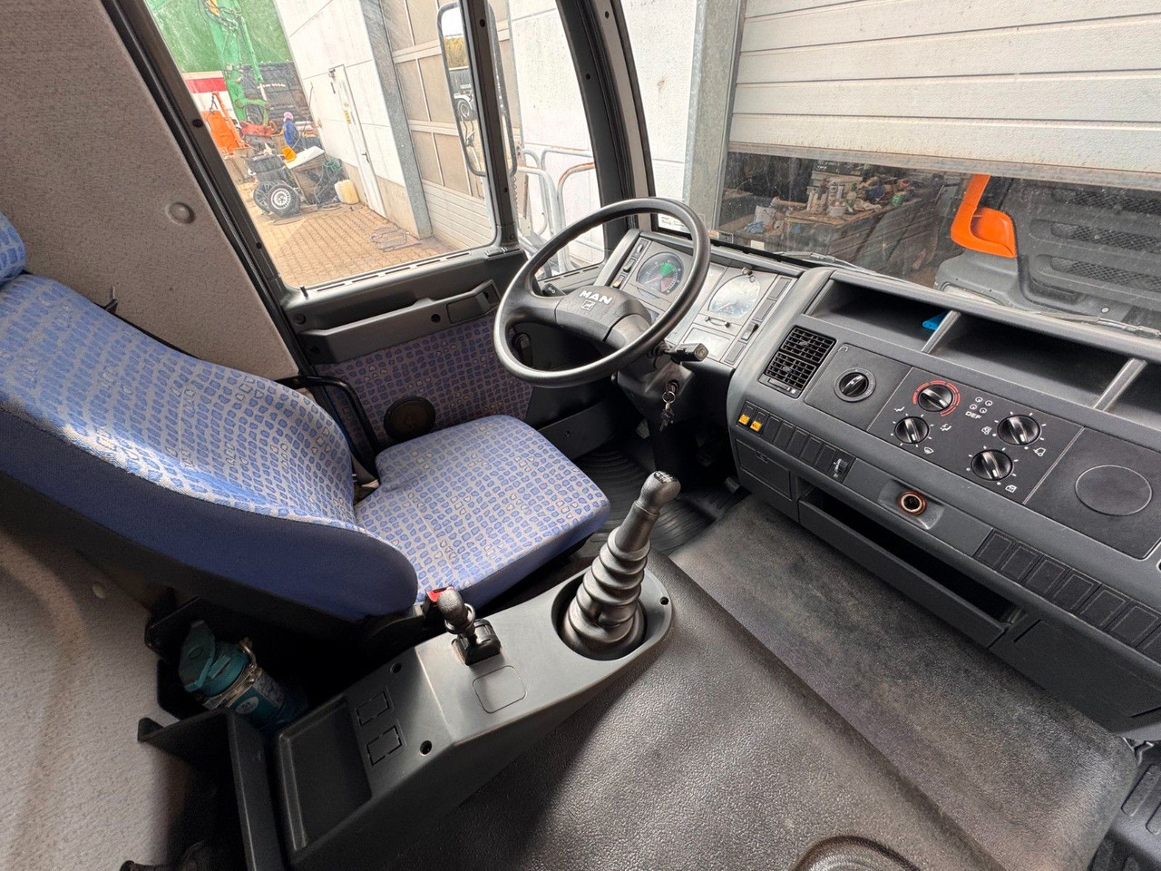 MAN 8.140 4X2 Pritsche Plane Original Km - Dostavno vozilo s ponjavo: slika 3 MAN 8.140 4X2 Pritsche Plane Original Km - Dostavno vozilo s ponjavo: slika 3