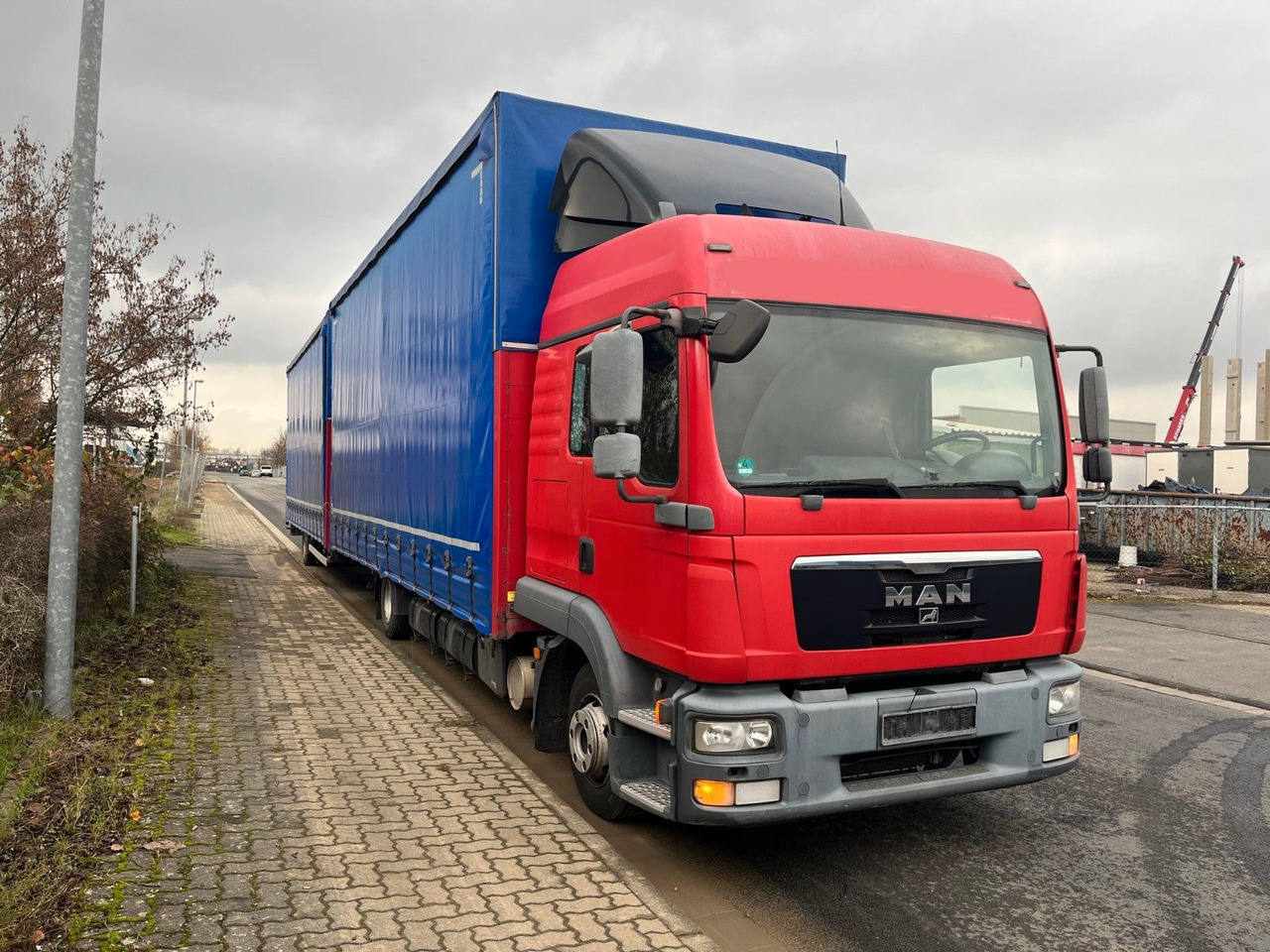 MAN 8.220 4X2 Pritschenwagen - Tovornjak s ponjavo: slika 1 MAN 8.220 4X2 Pritschenwagen - Tovornjak s ponjavo: slika 1