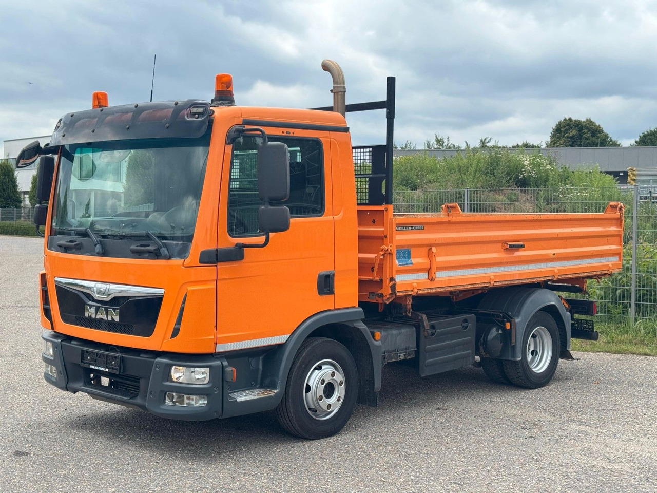 MAN 8.220 4x2 Meiller 3S. Kipper | Sperrdiff. | AHK - Tovornjak prekucnik: slika 2 MAN 8.220 4x2 Meiller 3S. Kipper | Sperrdiff. | AHK - Tovornjak prekucnik: slika 2