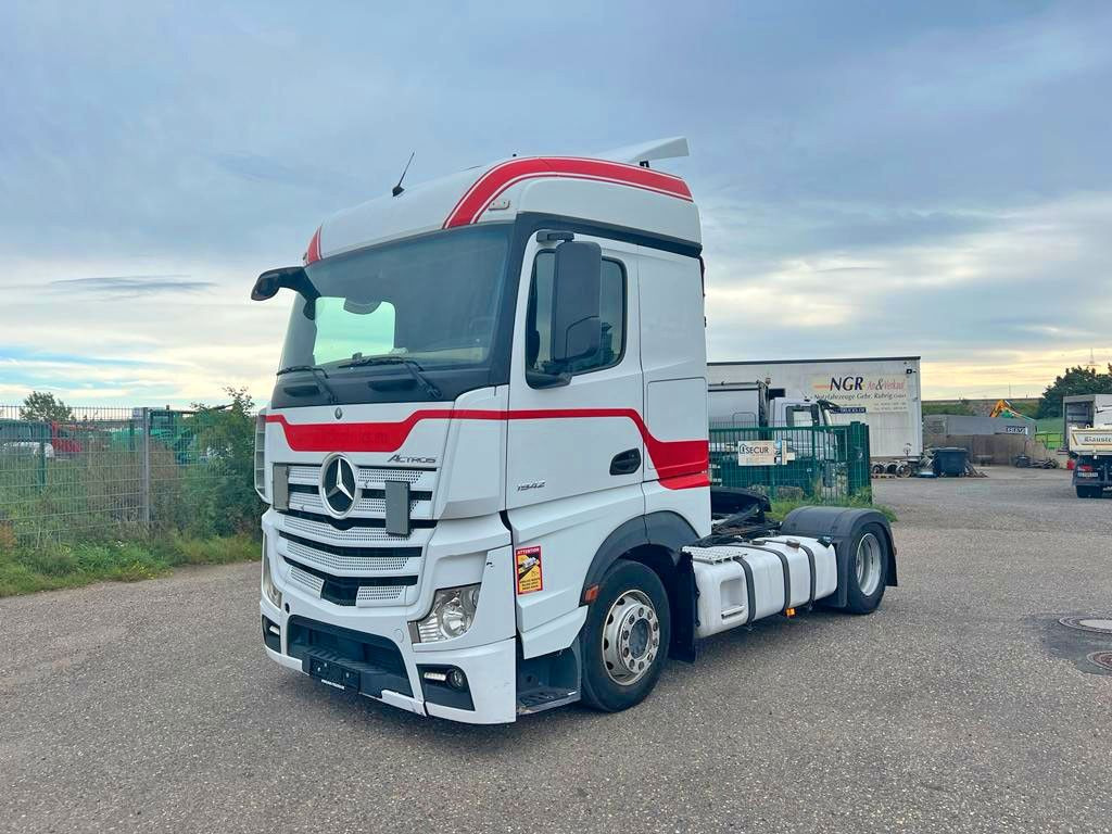 Mercedes-Benz 1842 4X2 mit Höhenverstellbarer Sattelkuppung Mercedes-Benz 1842 4X2 mit Höhenverstellbarer Sattelkuppung - Vlačilec: slika 1 Mercedes-Benz 1842 4X2 mit Höhenverstellbarer Sattelkuppung Mercedes-Benz 1842 4X2 mit Höhenverstellbarer Sattelkuppung - Vlačilec: slika 1