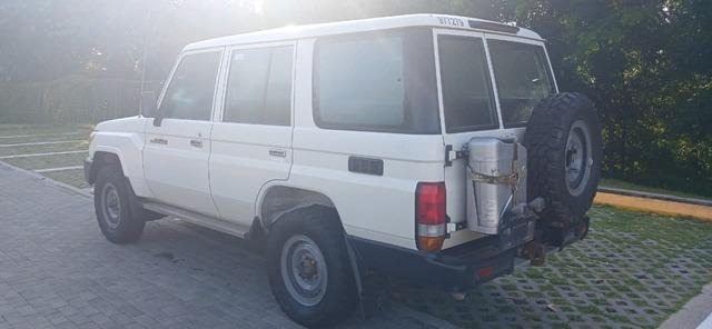 Toyota Land Cruiser 76 - Avtomobil: slika 2 Toyota Land Cruiser 76 - Avtomobil: slika 2