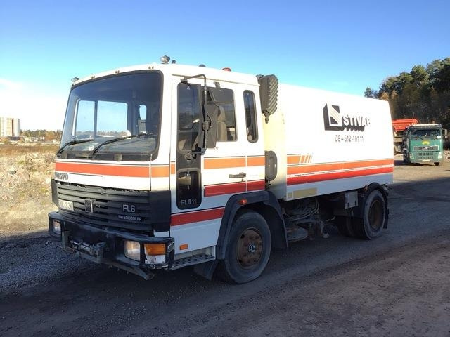 Volvo FL611 - Vozilo za pometanje: slika 1 Volvo FL611 - Vozilo za pometanje: slika 1