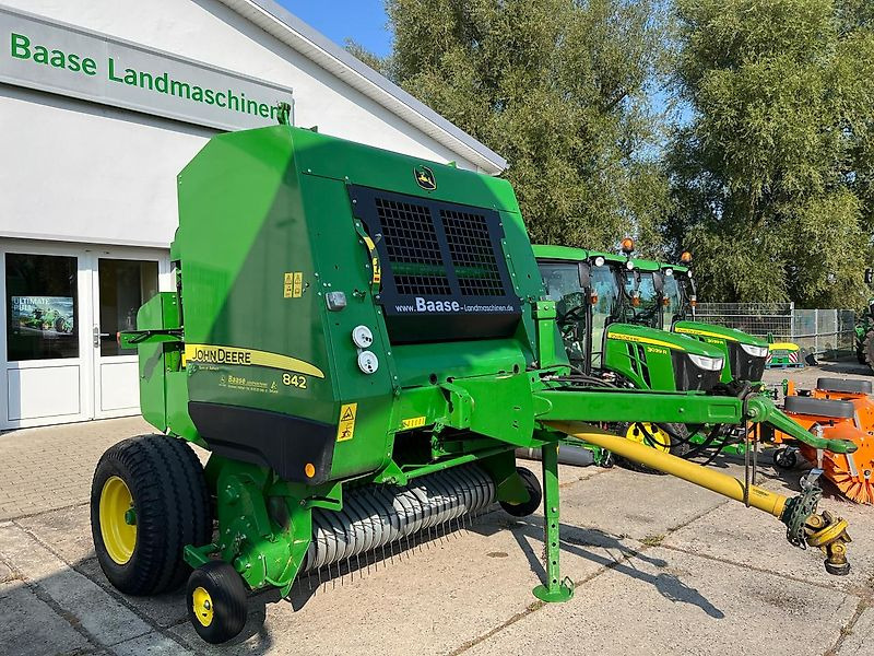 John Deere 842 HiFlow - Balirka za okrogle bale: slika 1 John Deere 842 HiFlow - Balirka za okrogle bale: slika 1