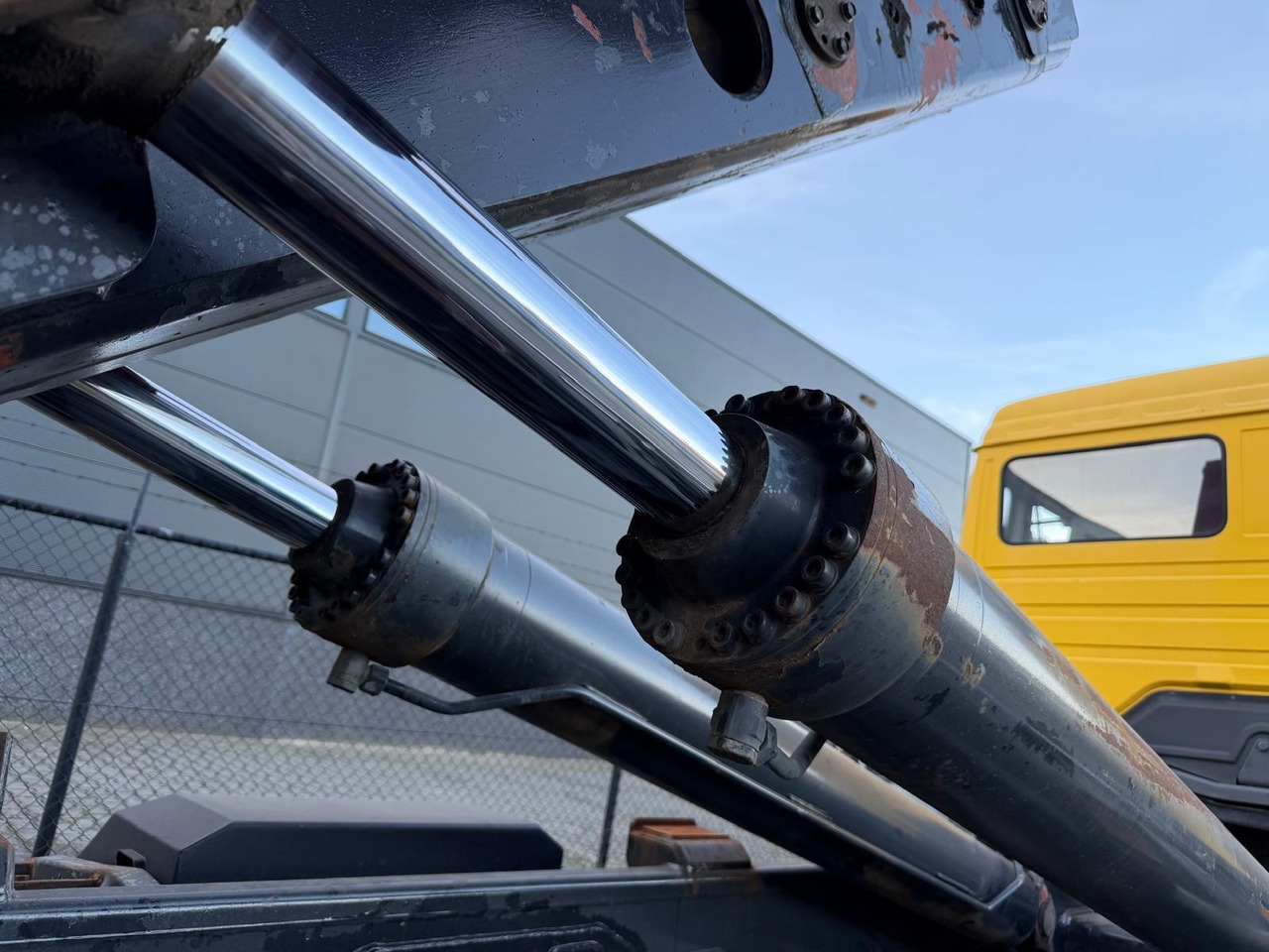 MERCEDES-BENZ SK 1831 - Kotalni prekucni tovornjak: slika 4 MERCEDES-BENZ SK 1831 - Kotalni prekucni tovornjak: slika 4