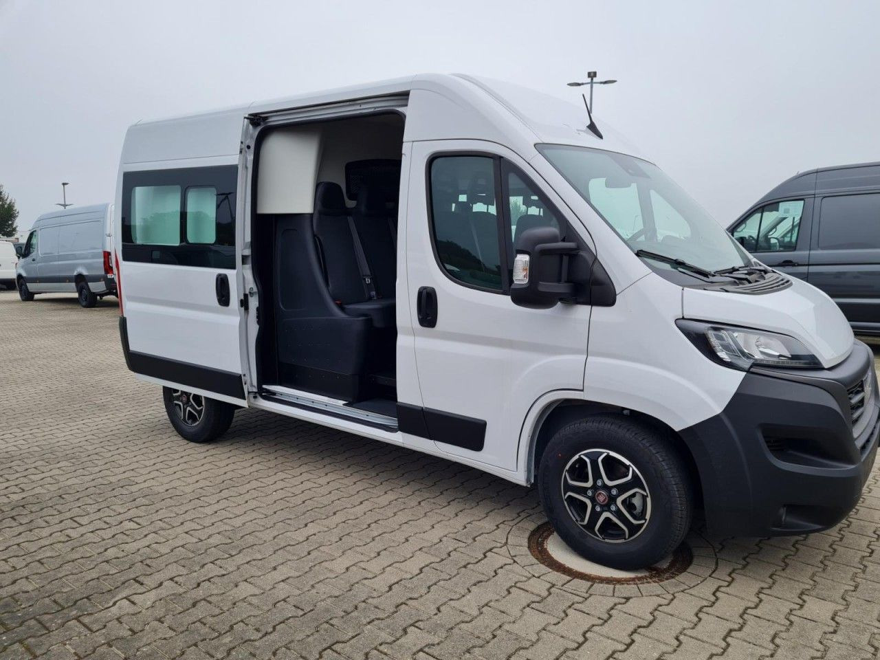 Fiat Ducato 35 Kasten Doka 7-Sitze 2x Schiebetür Maxi - Furgon, Dostavno vozilo z dvojno kabino: slika 3 Fiat Ducato 35 Kasten Doka 7-Sitze 2x Schiebetür Maxi - Furgon, Dostavno vozilo z dvojno kabino: slika 3