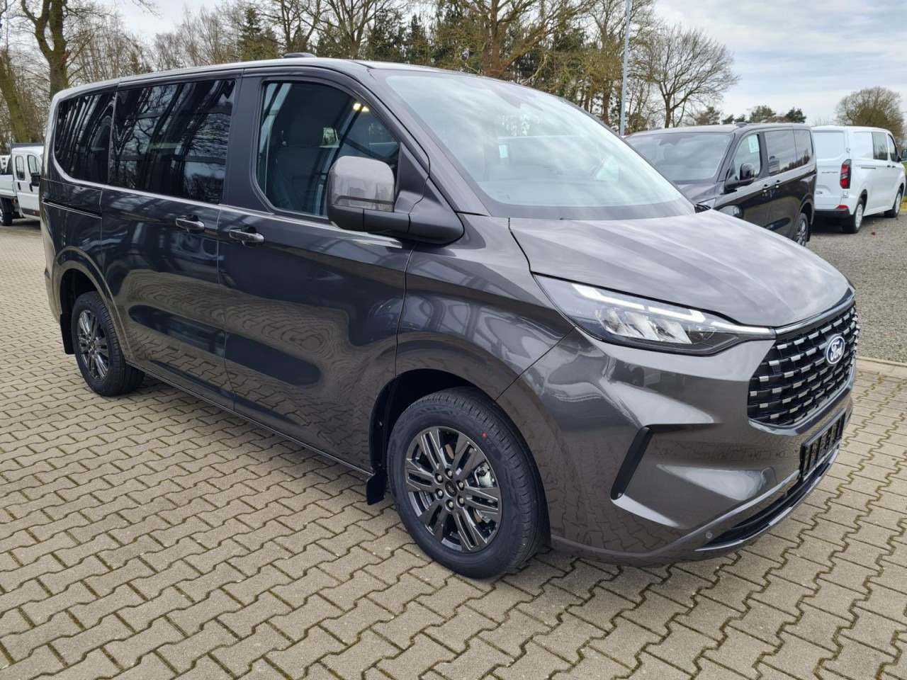 Ford Tourneo Custom 320 L1 AG Titanium X AHK LED NAVI 2X SCHIEBE - Potniški kombi: slika 3 Ford Tourneo Custom 320 L1 AG Titanium X AHK LED NAVI 2X SCHIEBE - Potniški kombi: slika 3
