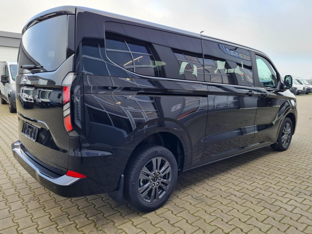 Ford Tourneo Custom 320 L2 Titanium 9 Sitze STANDHZ - Potniški kombi: slika 4 Ford Tourneo Custom 320 L2 Titanium 9 Sitze STANDHZ - Potniški kombi: slika 4