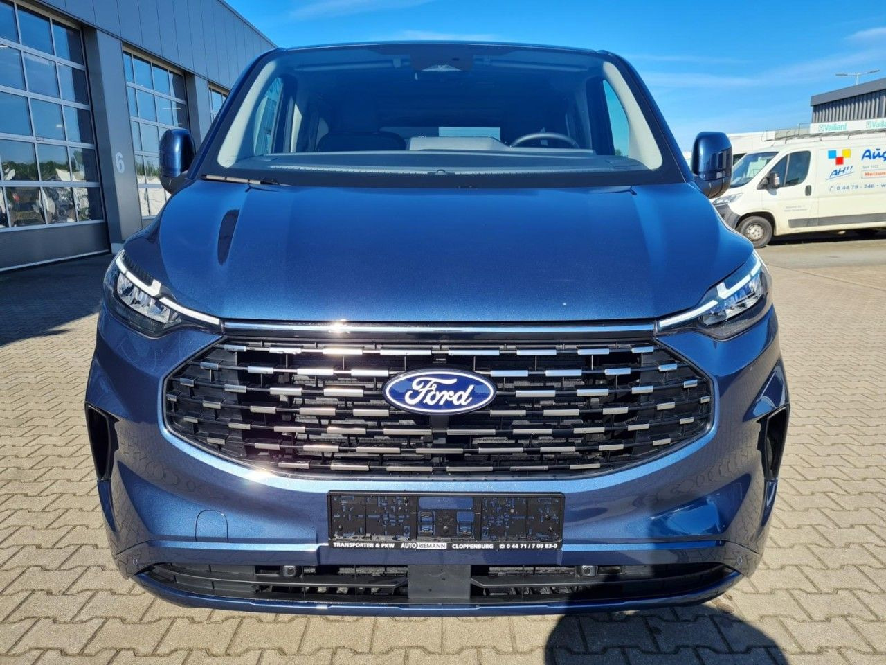 Ford Tourneo Custom 320 Titanium L1 AG 8-Sitze LED KA - Potniški kombi: slika 3 Ford Tourneo Custom 320 Titanium L1 AG 8-Sitze LED KA - Potniški kombi: slika 3