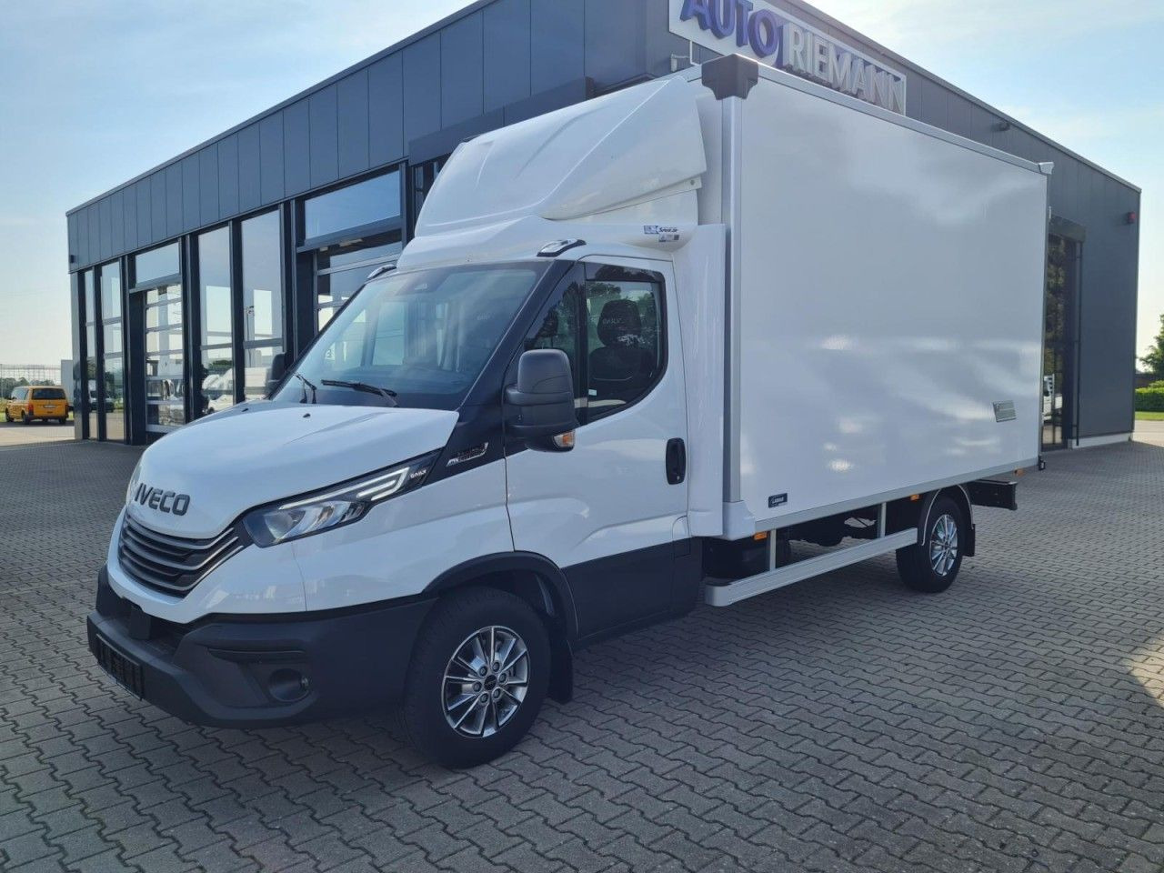 Iveco 35S 18 3.0 Koffer Hi Matic LM KLIMA KAMERA Navig - Dostavno vozilo z zabojnikom: slika 3 Iveco 35S 18 3.0 Koffer Hi Matic LM KLIMA KAMERA Navig - Dostavno vozilo z zabojnikom: slika 3