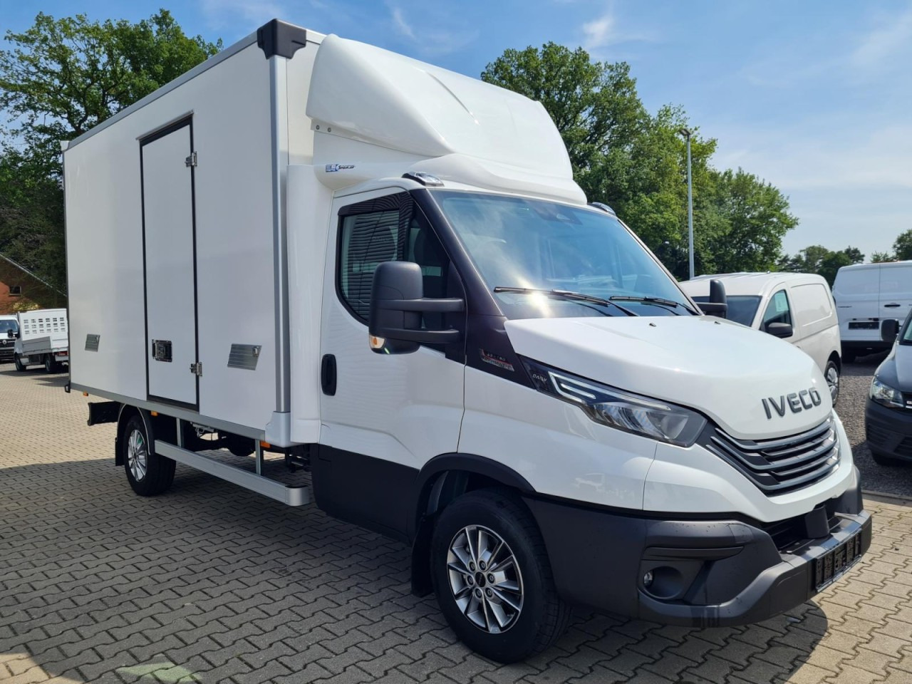 Iveco DAILY 35S18 Koffer Automatik ALU KAMERA NAVI TEMPOMAT - Dostavno vozilo z zabojnikom: slika 3 Iveco DAILY 35S18 Koffer Automatik ALU KAMERA NAVI TEMPOMAT - Dostavno vozilo z zabojnikom: slika 3