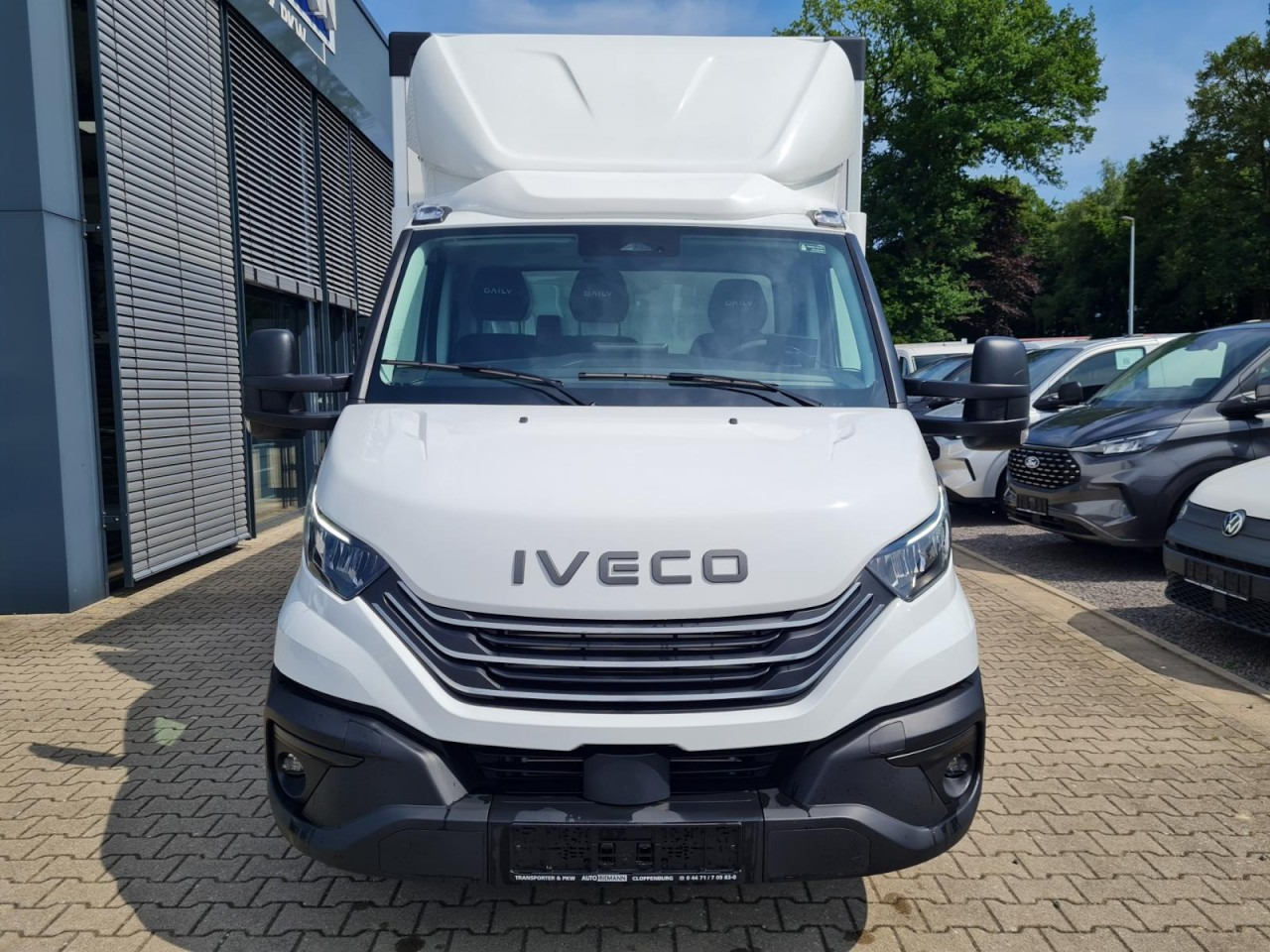 Iveco DAILY 35S18 Koffer Automatik ALU KAMERA NAVI TEMPOMAT - Dostavno vozilo z zabojnikom: slika 2 Iveco DAILY 35S18 Koffer Automatik ALU KAMERA NAVI TEMPOMAT - Dostavno vozilo z zabojnikom: slika 2
