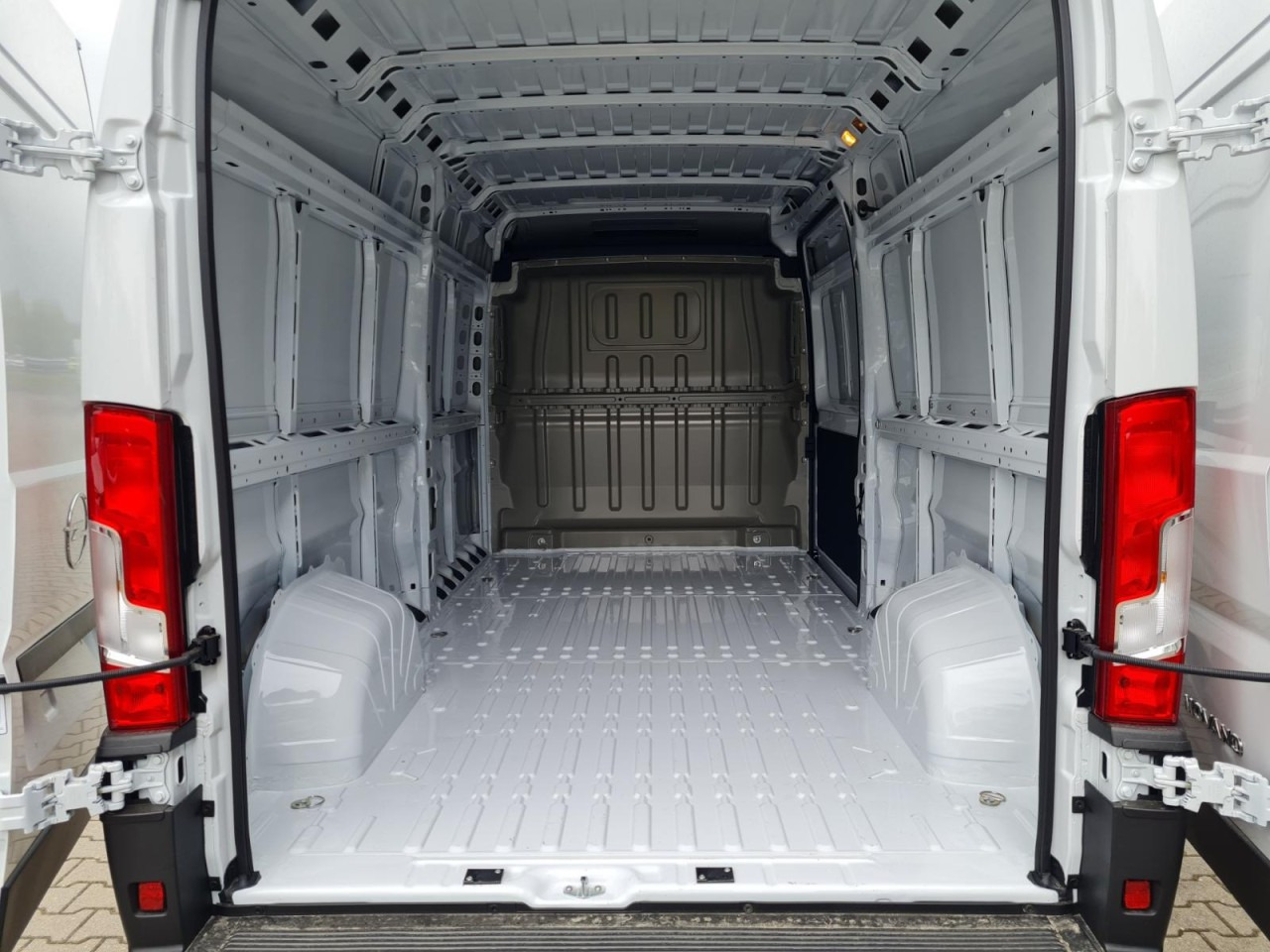 Furgon Opel Movano Kasten 2.2 HDI 180 L3H2 Klima NAVI TEMPOMAT: slika 11 Furgon Opel Movano Kasten 2.2 HDI 180 L3H2 Klima NAVI TEMPOMAT: slika 11