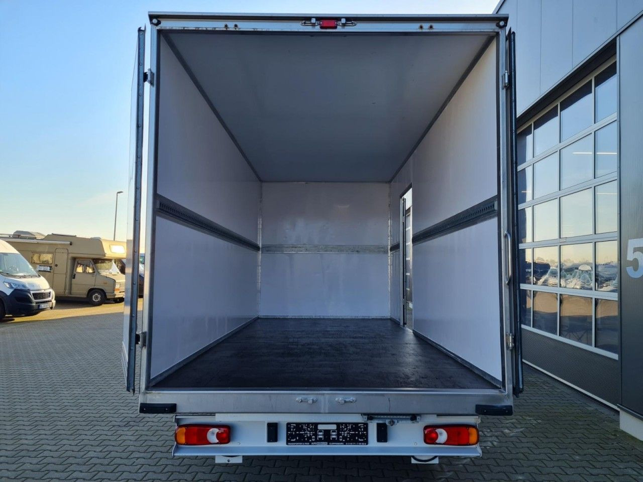 Peugeot Boxer 3.5t Koffer lang L4 ERGO KLIMA KOMFORT TEM - Dostavno vozilo z zabojnikom: slika 5 Peugeot Boxer 3.5t Koffer lang L4 ERGO KLIMA KOMFORT TEM - Dostavno vozilo z zabojnikom: slika 5