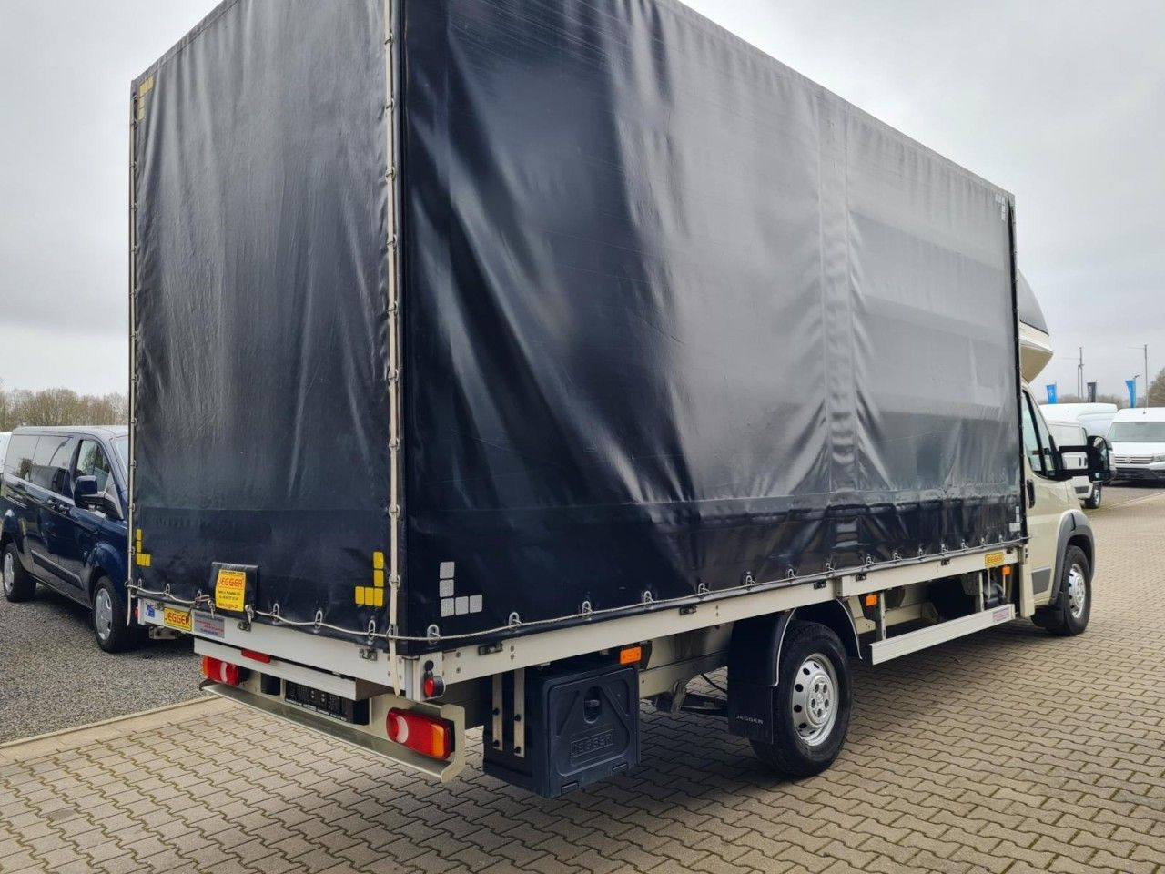 Peugeot Boxer Pritsche L4 Schiebe Plane Schlafkab Luftfe - Dostavno vozilo s ponjavo: slika 4 Peugeot Boxer Pritsche L4 Schiebe Plane Schlafkab Luftfe - Dostavno vozilo s ponjavo: slika 4