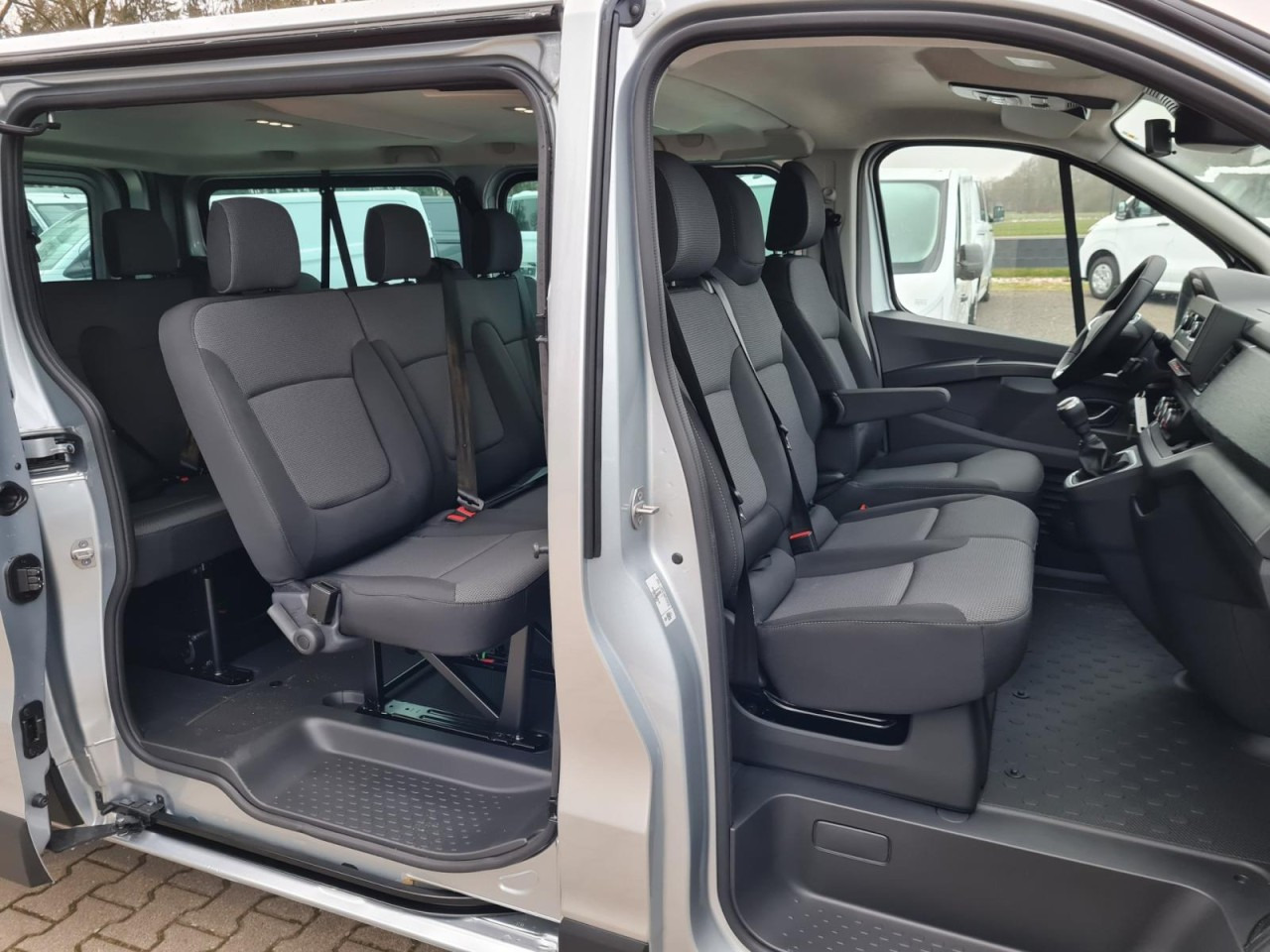 Renault Trafic Kombi 9-Sitze L2 Grand Equilibre KLIMA TEMPOMAT - Dostavno vozilo z dvojno kabino: slika 4 Renault Trafic Kombi 9-Sitze L2 Grand Equilibre KLIMA TEMPOMAT - Dostavno vozilo z dvojno kabino: slika 4