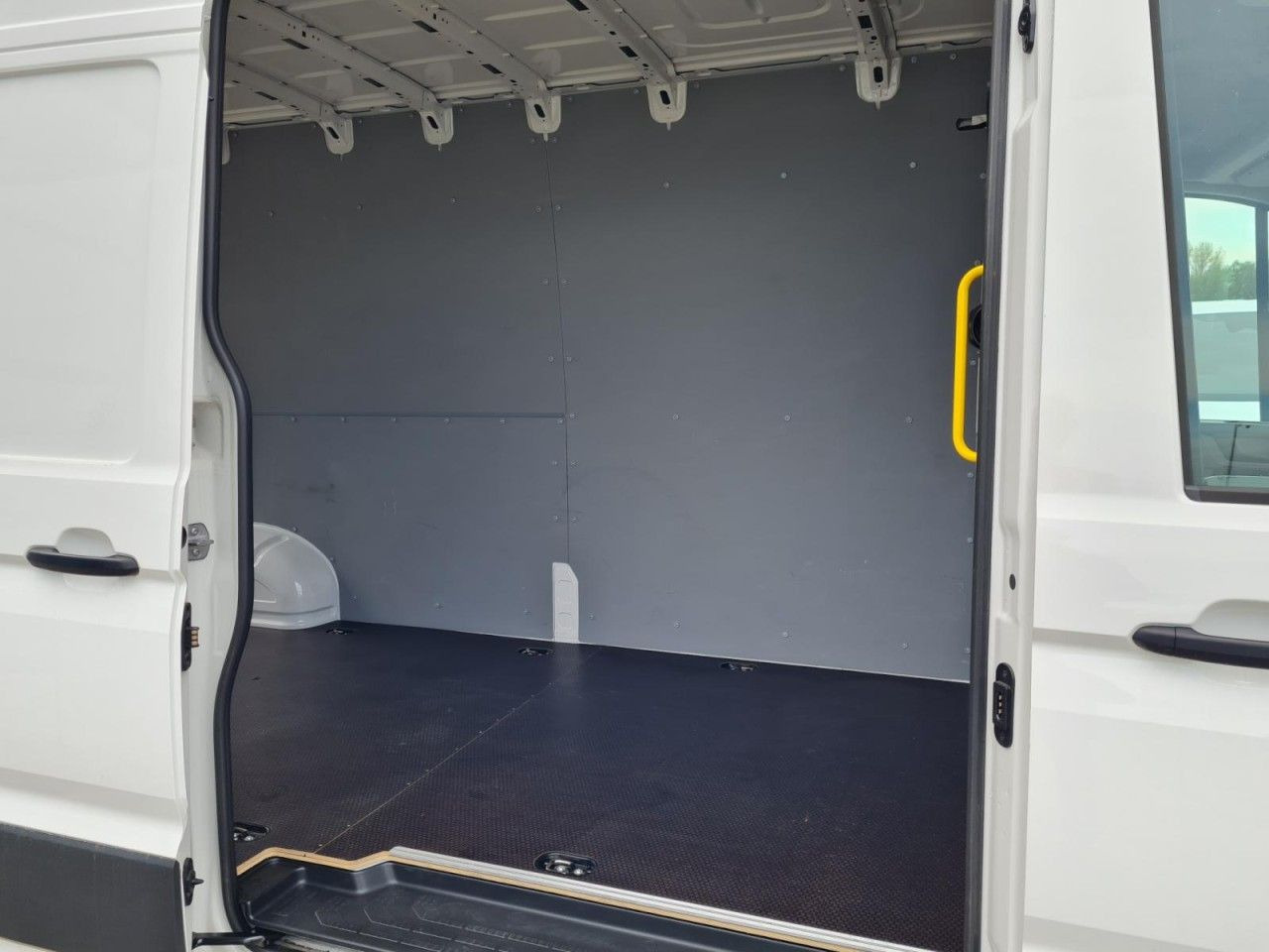 Volkswagen Crafter 35 Kasten lang L4H2 KLIMA NAVI_APP HOLZB lizing Volkswagen Crafter 35 Kasten lang L4H2 KLIMA NAVI_APP HOLZB: slika 19