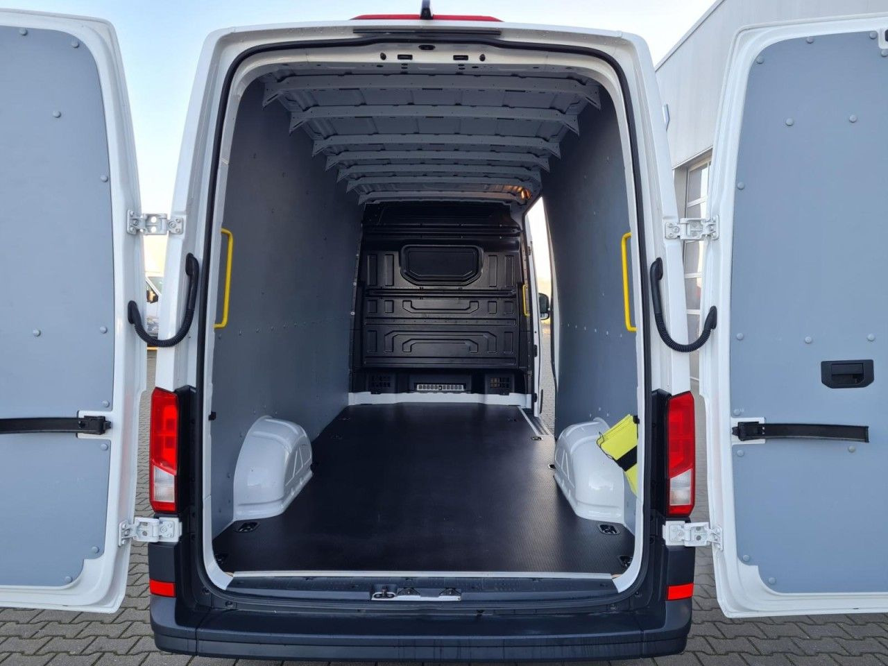 Volkswagen Crafter 35 Kasten lang L4H3 KAMERA NAVI_APP HOLZ - Furgon: slika 5 Volkswagen Crafter 35 Kasten lang L4H3 KAMERA NAVI_APP HOLZ - Furgon: slika 5