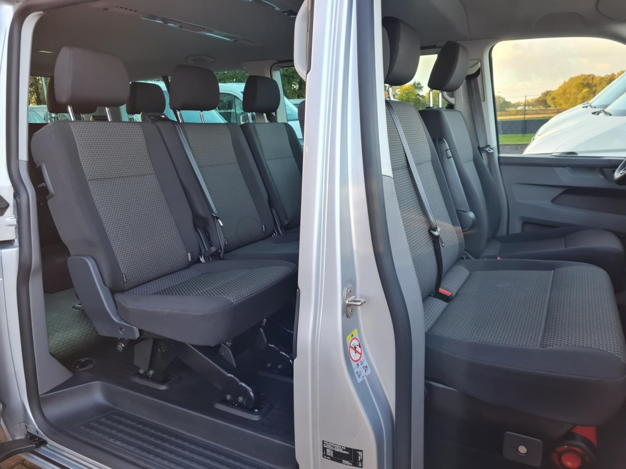 Volkswagen T6.1 Caravelle TDI lang 9 Sitzer 2 Schiebetüren Trendl. - Minibus, Potniški kombi: slika 4 Volkswagen T6.1 Caravelle TDI lang 9 Sitzer 2 Schiebetüren Trendl. - Minibus, Potniški kombi: slika 4
