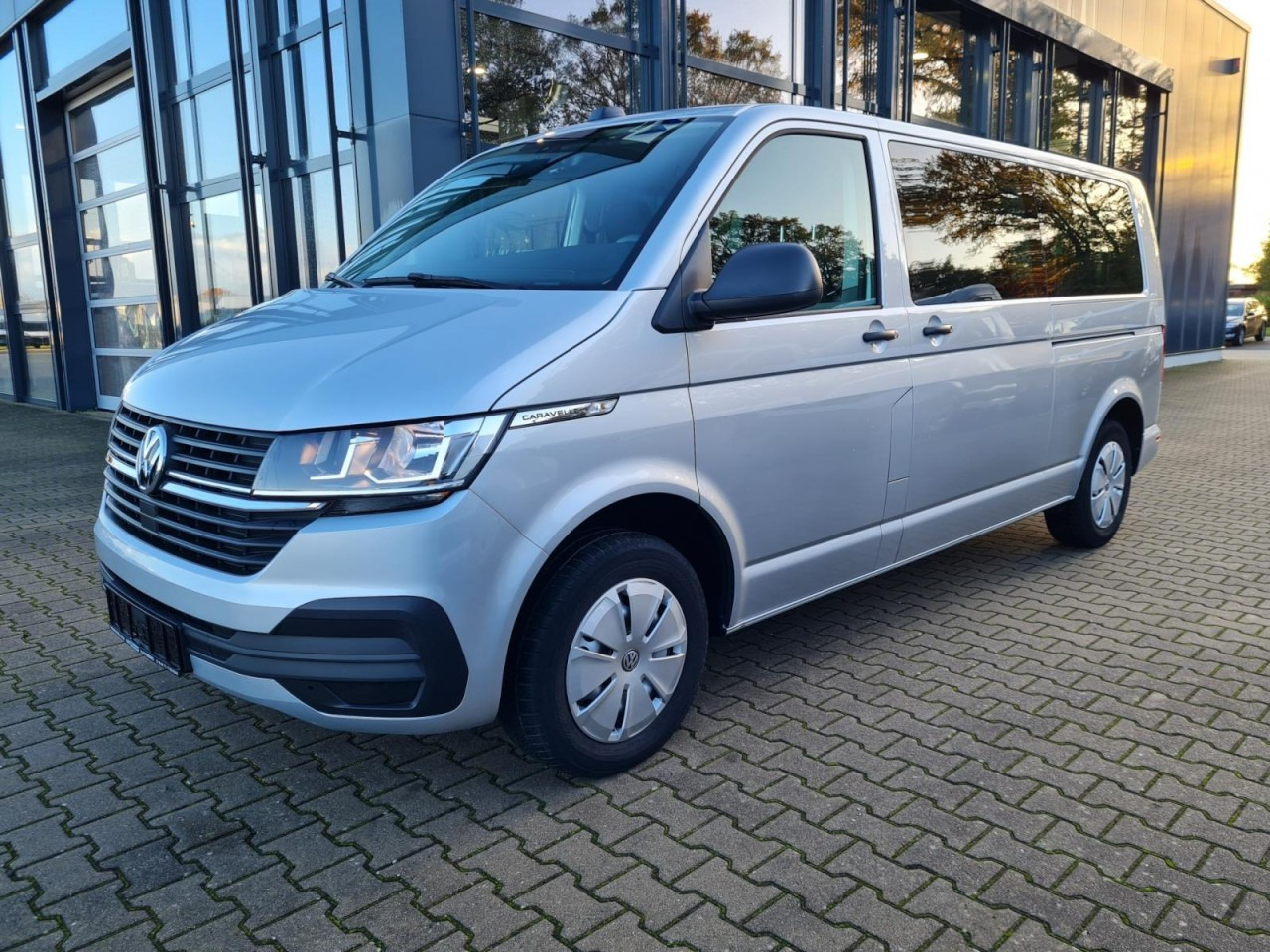 Volkswagen T6.1 Caravelle TDI lang 9 Sitzer 2 Schiebetüren Trendl. - Minibus, Potniški kombi: slika 1 Volkswagen T6.1 Caravelle TDI lang 9 Sitzer 2 Schiebetüren Trendl. - Minibus, Potniški kombi: slika 1