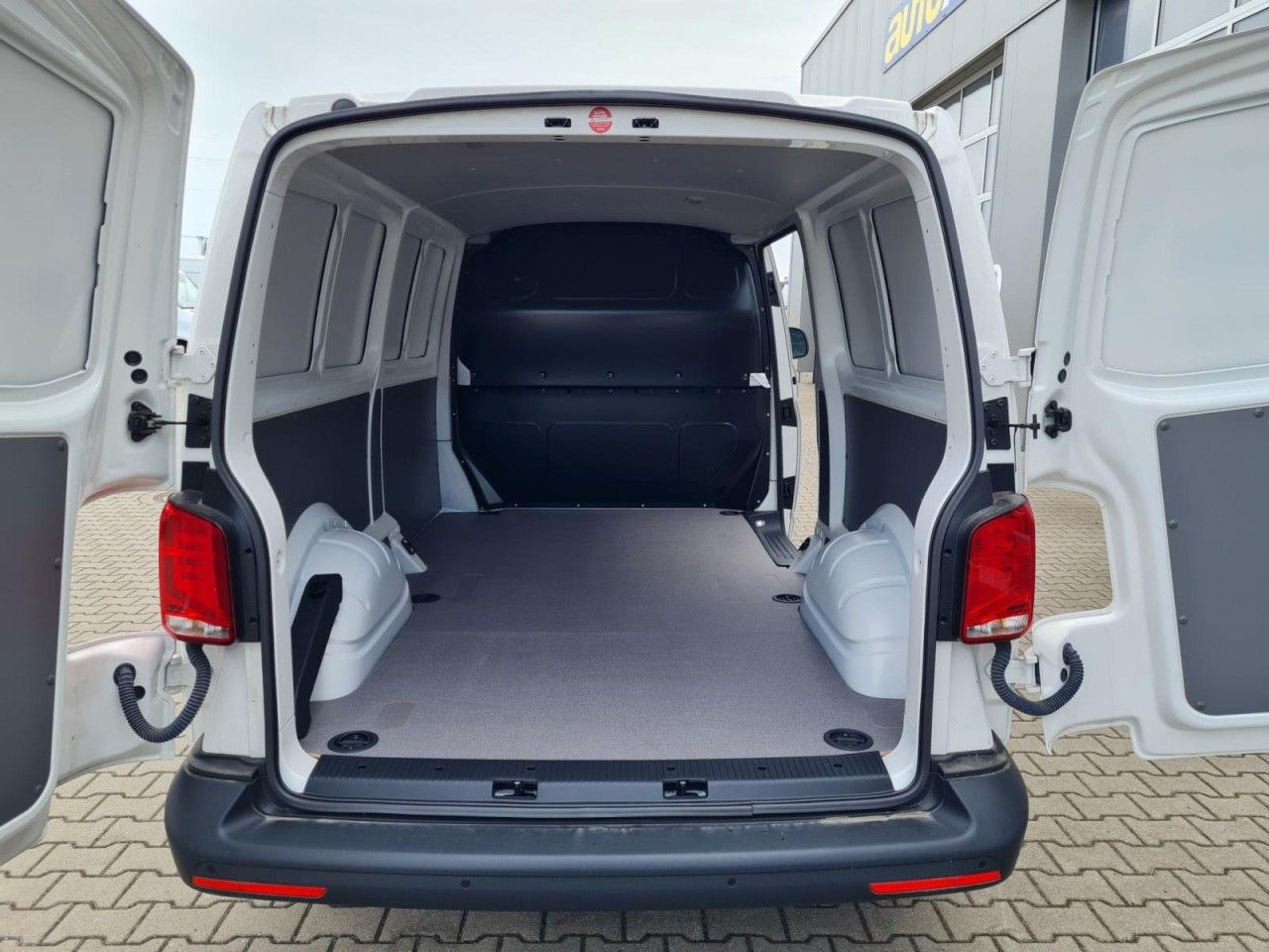 Volkswagen T6.1 Kasten lang DSG KLIMA KOMFORT ACC TEMPO PDC - Mali kombi: slika 5 Volkswagen T6.1 Kasten lang DSG KLIMA KOMFORT ACC TEMPO PDC - Mali kombi: slika 5