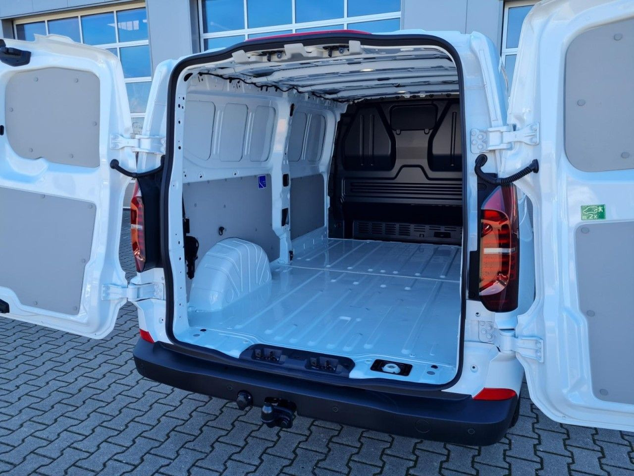 Mali kombi Volkswagen T7 Kasten TDI 4Motion LR L2H1 LED KAMERA TEMPOMA: slika 16