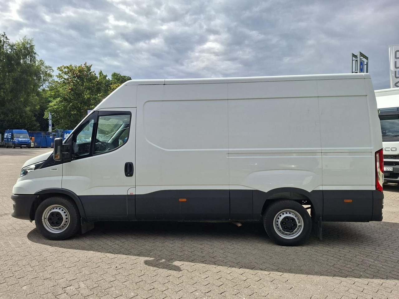 Iveco Daily 35 S16 V 3520L Klima 115 kW (156 PS), S... - Furgon: slika 2 Iveco Daily 35 S16 V 3520L Klima 115 kW (156 PS), S... - Furgon: slika 2