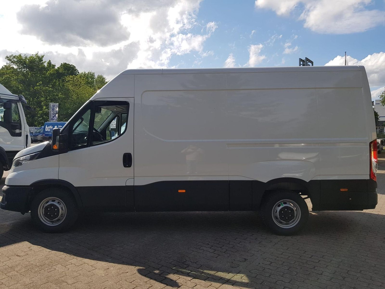 Iveco Daily 35S14A8 V Y mit Rückfahrkamera und Radi... - Furgon: slika 2 Iveco Daily 35S14A8 V Y mit Rückfahrkamera und Radi... - Furgon: slika 2