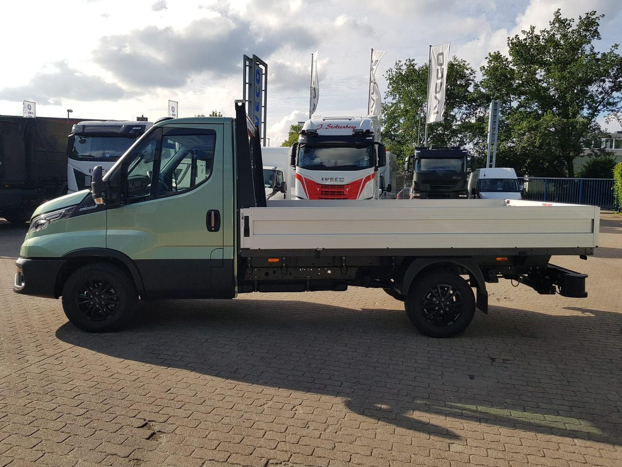 Iveco Daily 35S14HA8 Pritsche AHK 100 kW (136 PS),... - Dostavno vozilo s kesonom: slika 2 Iveco Daily 35S14HA8 Pritsche AHK 100 kW (136 PS),... - Dostavno vozilo s kesonom: slika 2