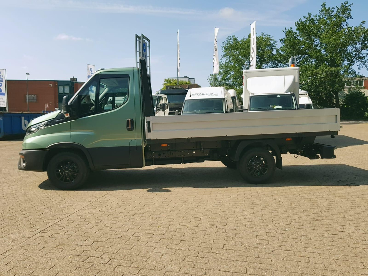 Iveco Daily 35S14HA8 Pritsche AHK 100 kW (136 PS),... - Dostavno vozilo s kesonom: slika 2 Iveco Daily 35S14HA8 Pritsche AHK 100 kW (136 PS),... - Dostavno vozilo s kesonom: slika 2