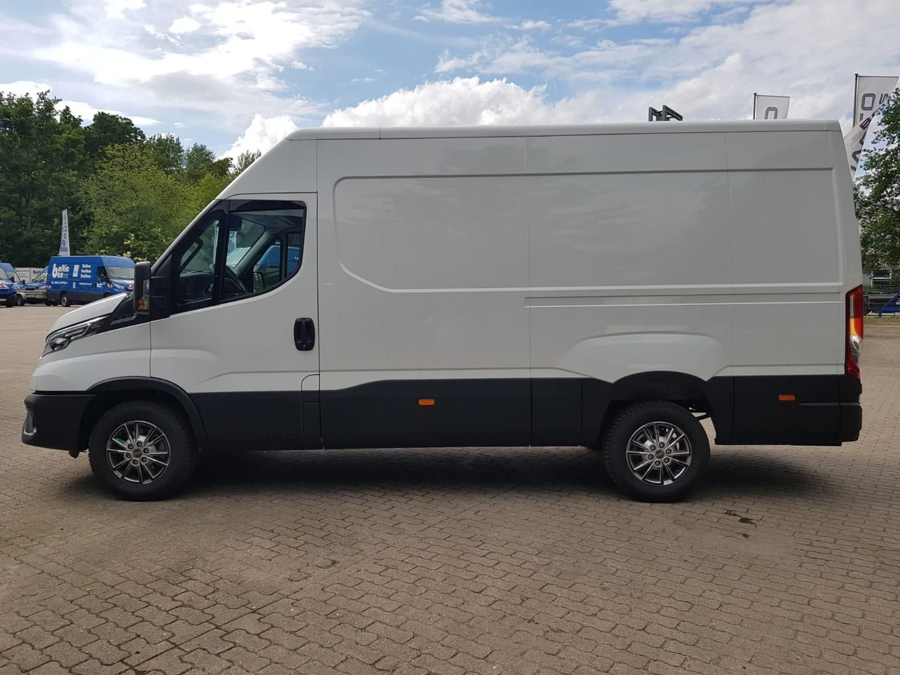 Iveco Daily 35S18HA8 V 3520L mit AHK, Rückfahrkamer... - Furgon: slika 2 Iveco Daily 35S18HA8 V 3520L mit AHK, Rückfahrkamer... - Furgon: slika 2