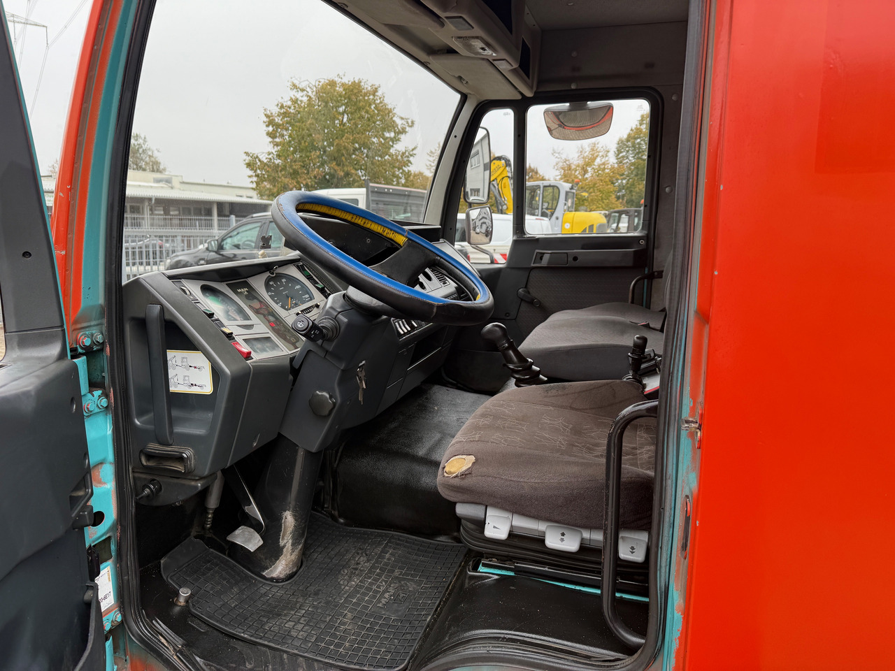 Interior photo 1: Tovornjak s ponjavo MAN 8.174 Pritsche+Plane+Ladebordwand DOKA L2000