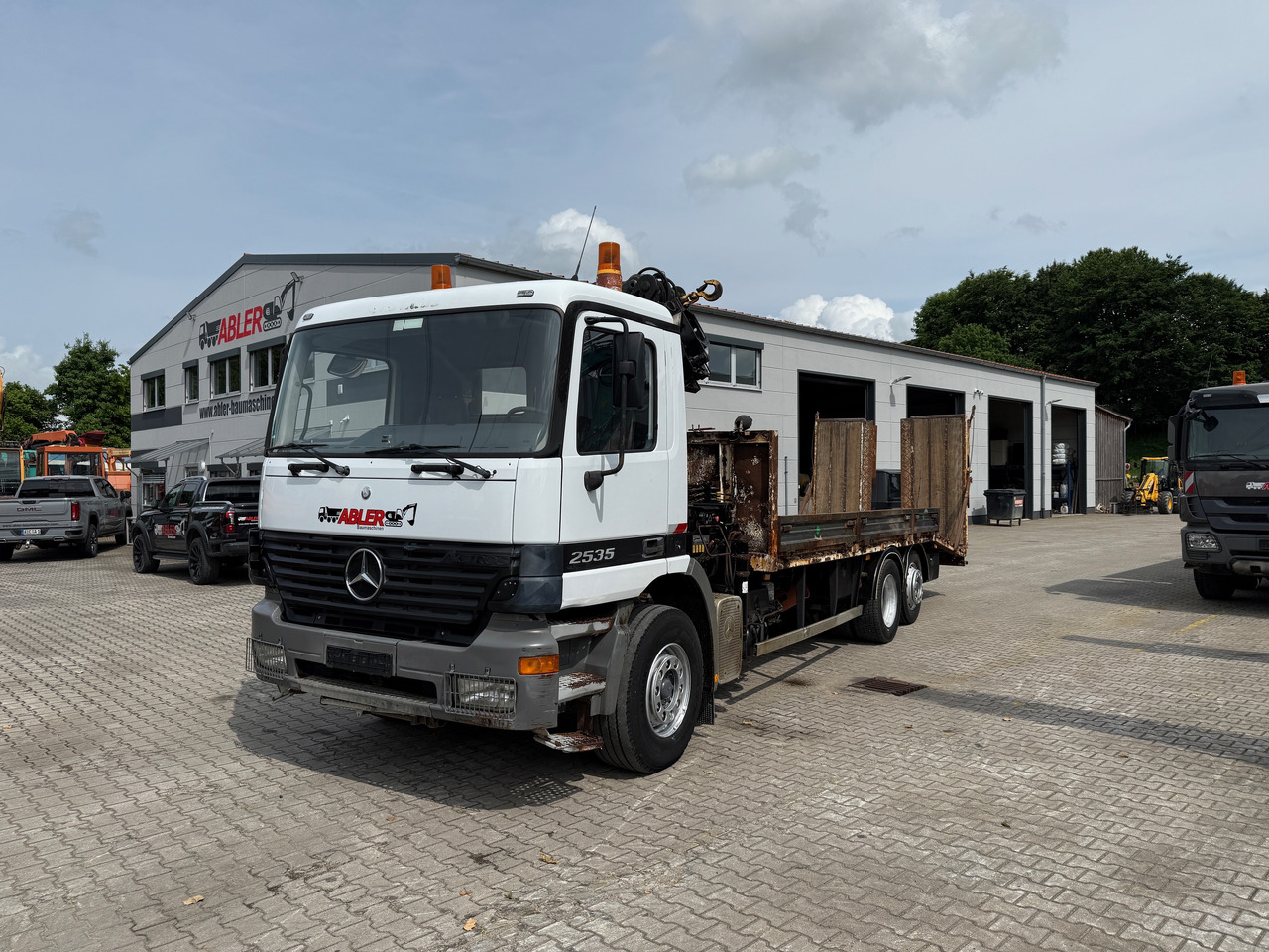 Mercedes-Benz 2535 Actros MP1 Baumaschinentransporter mit Kran und Rampen - Tovornjak avtotransporter, Tovornjak z dvigalom: slika 2 Mercedes-Benz 2535 Actros MP1 Baumaschinentransporter mit Kran und Rampen - Tovornjak avtotransporter, Tovornjak z dvigalom: slika 2