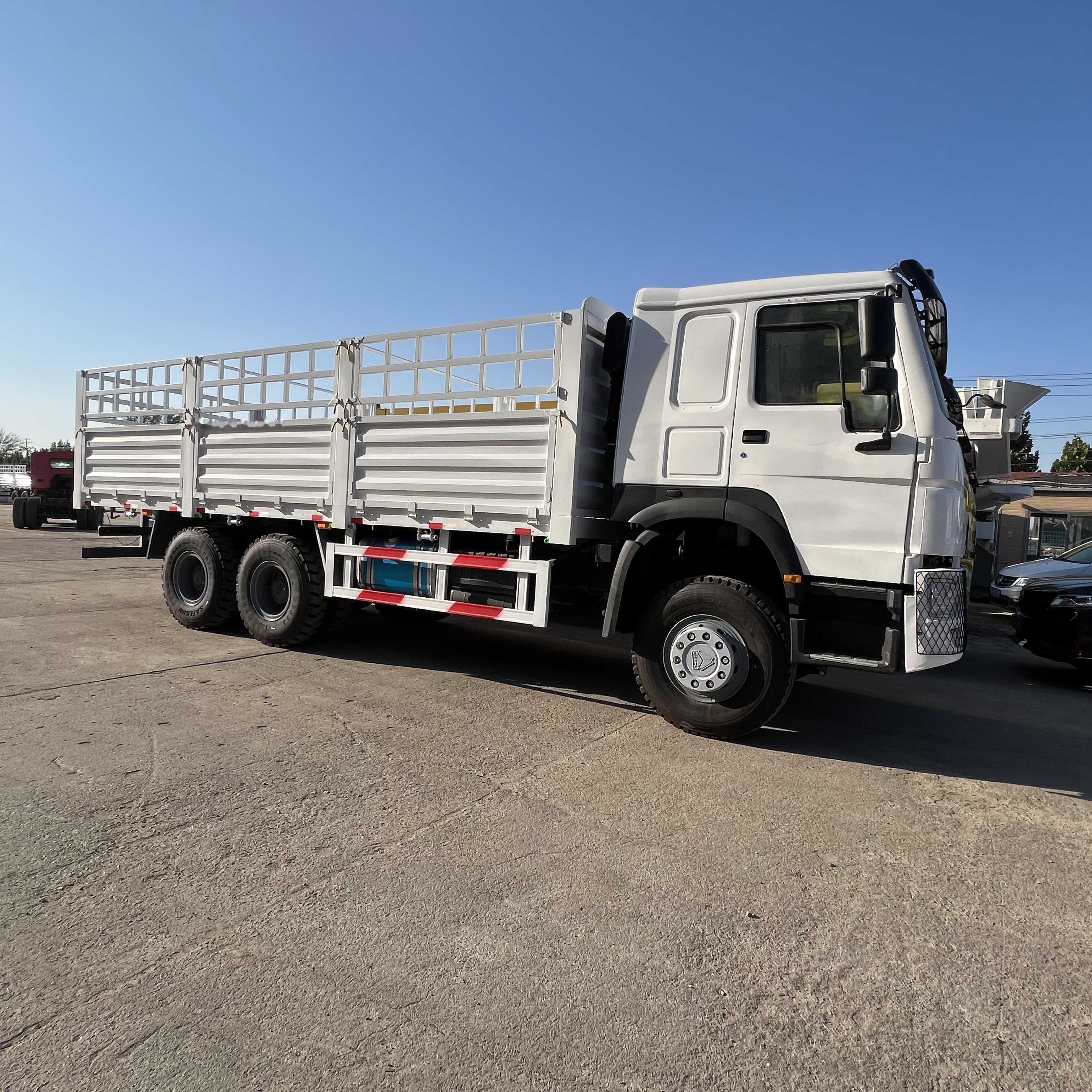 Sinotruk HOWO 371 6*4 Fence truck - Tovornjak s kesonom: slika 4 Sinotruk HOWO 371 6*4 Fence truck - Tovornjak s kesonom: slika 4