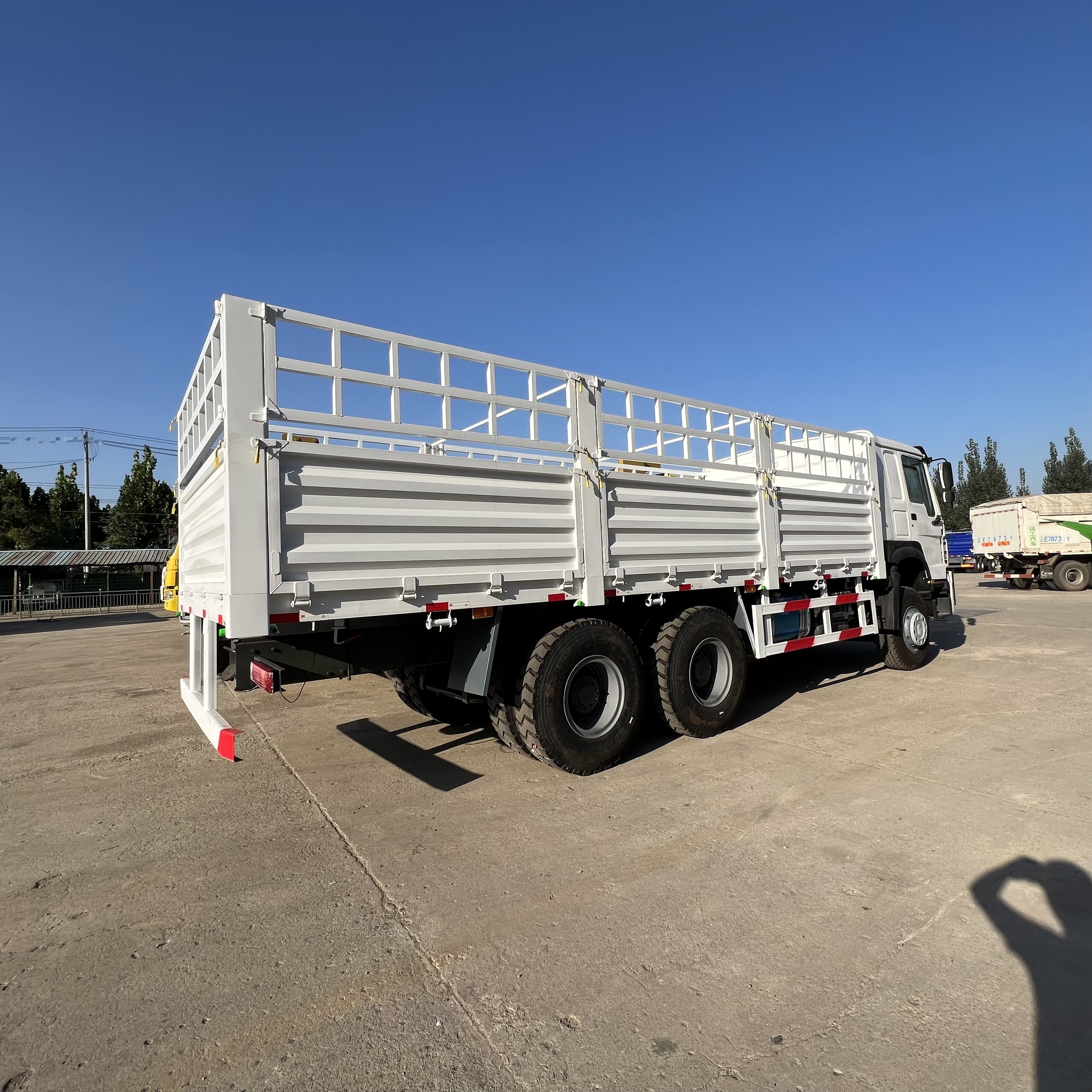 Sinotruk HOWO 371 6*4 Fence truck - Tovornjak s kesonom: slika 2 Sinotruk HOWO 371 6*4 Fence truck - Tovornjak s kesonom: slika 2