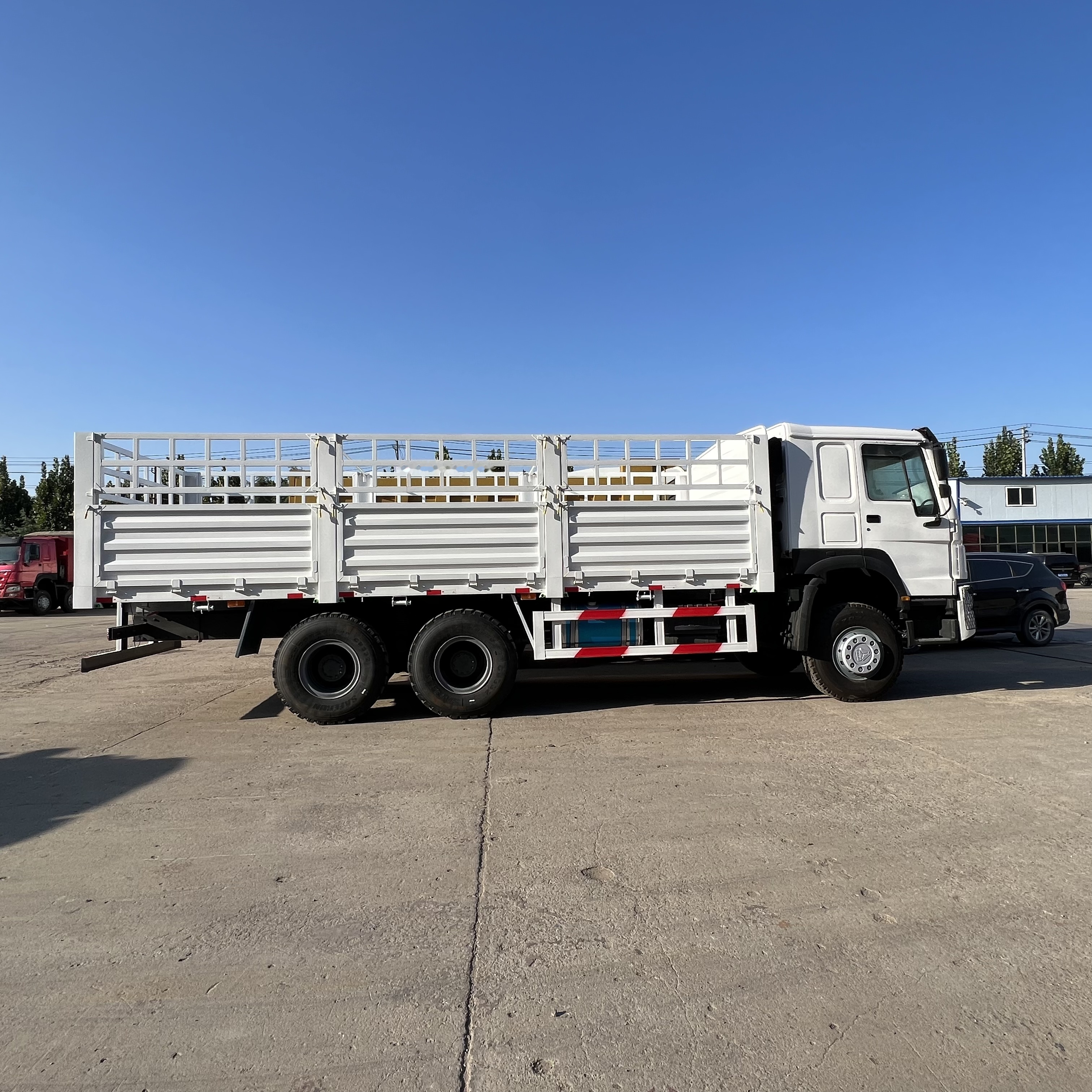 Sinotruk HOWO 371 6*4 Fence truck - Tovornjak s kesonom: slika 5 Sinotruk HOWO 371 6*4 Fence truck - Tovornjak s kesonom: slika 5