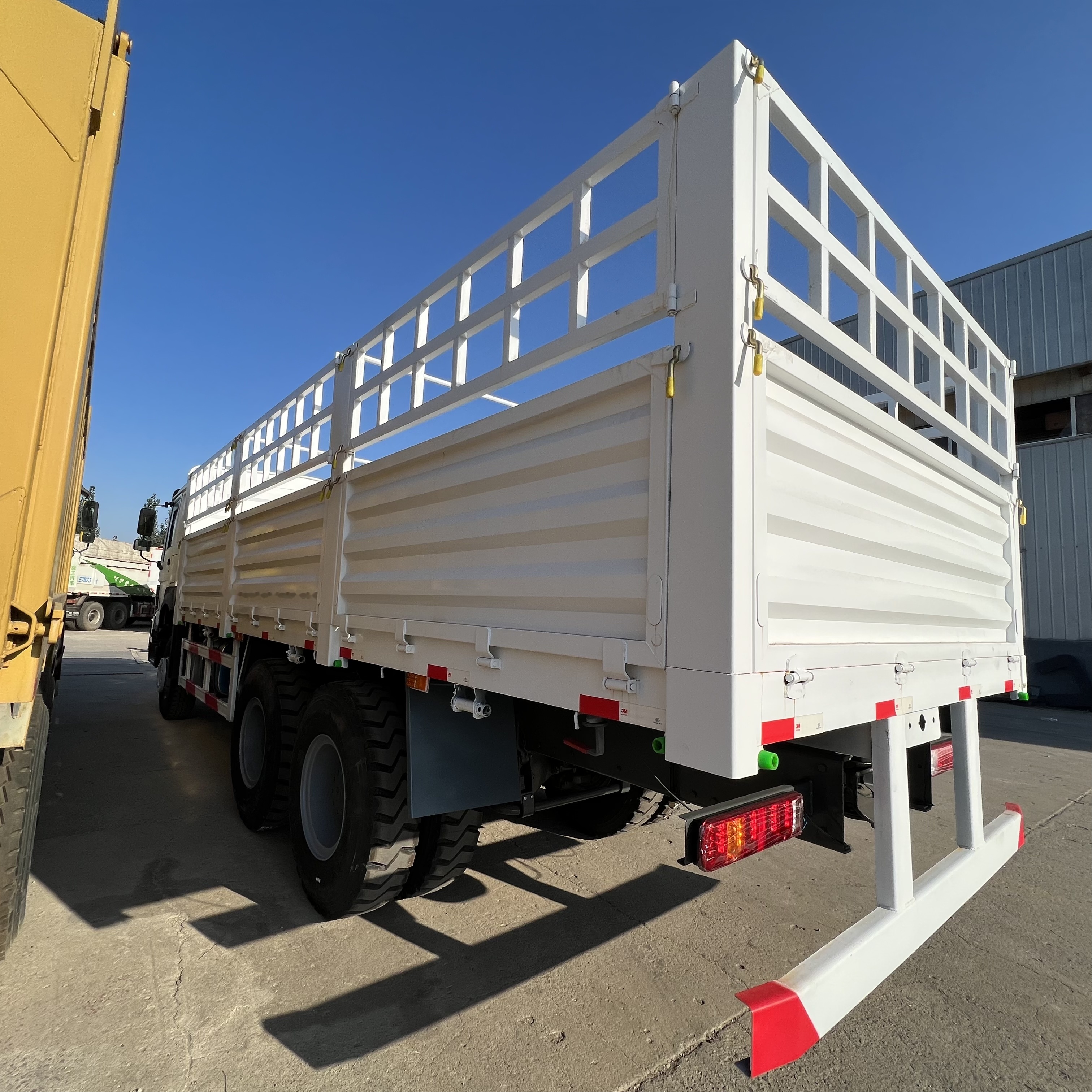 Sinotruk HOWO 371 6*4 Fence truck - Tovornjak s kesonom: slika 1 Sinotruk HOWO 371 6*4 Fence truck - Tovornjak s kesonom: slika 1