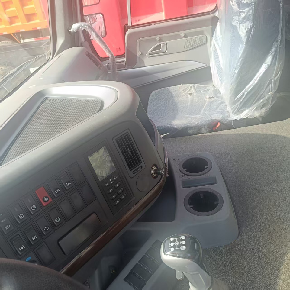 Sinotruk HOWO 371 8*4 Tank truck - Tovornjak cisterna: slika 3 Sinotruk HOWO 371 8*4 Tank truck - Tovornjak cisterna: slika 3