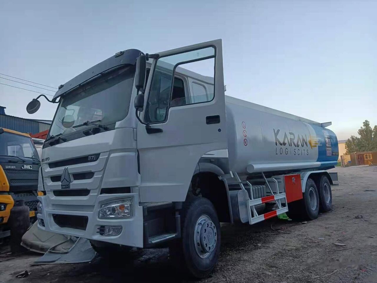 Sinotruk HOWO 6*4 Fuel Tank Truck - Tovornjak cisterna: slika 1 Sinotruk HOWO 6*4 Fuel Tank Truck - Tovornjak cisterna: slika 1