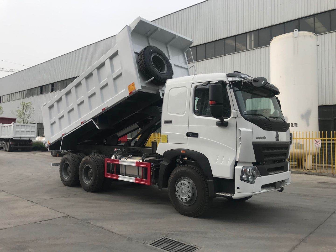Sinotruk HOWO A7 - Mini demper: slika 1 Sinotruk HOWO A7 - Mini demper: slika 1
