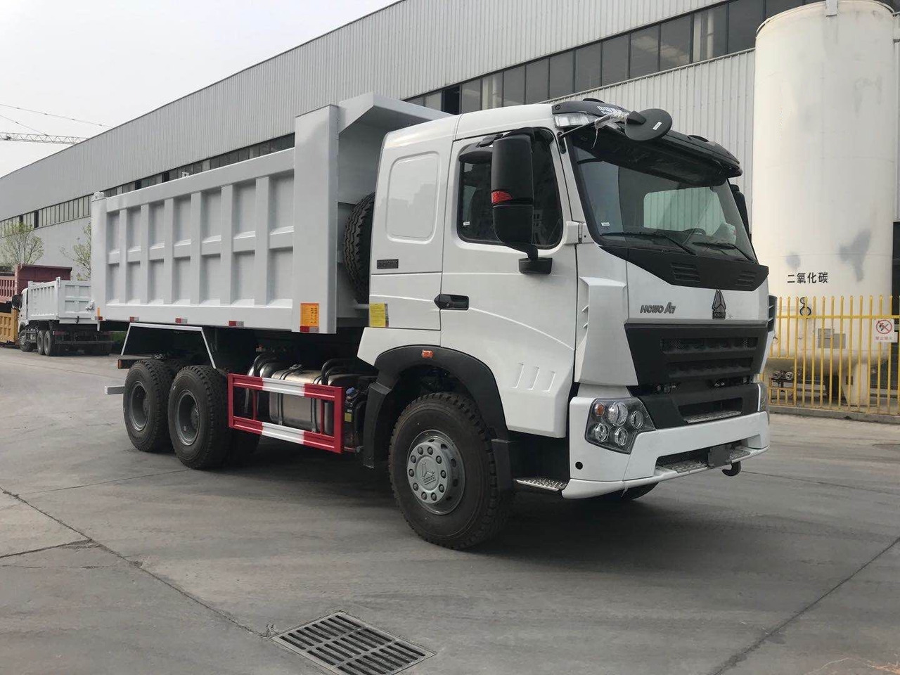 Sinotruk HOWO A7 - Mini demper: slika 3 Sinotruk HOWO A7 - Mini demper: slika 3