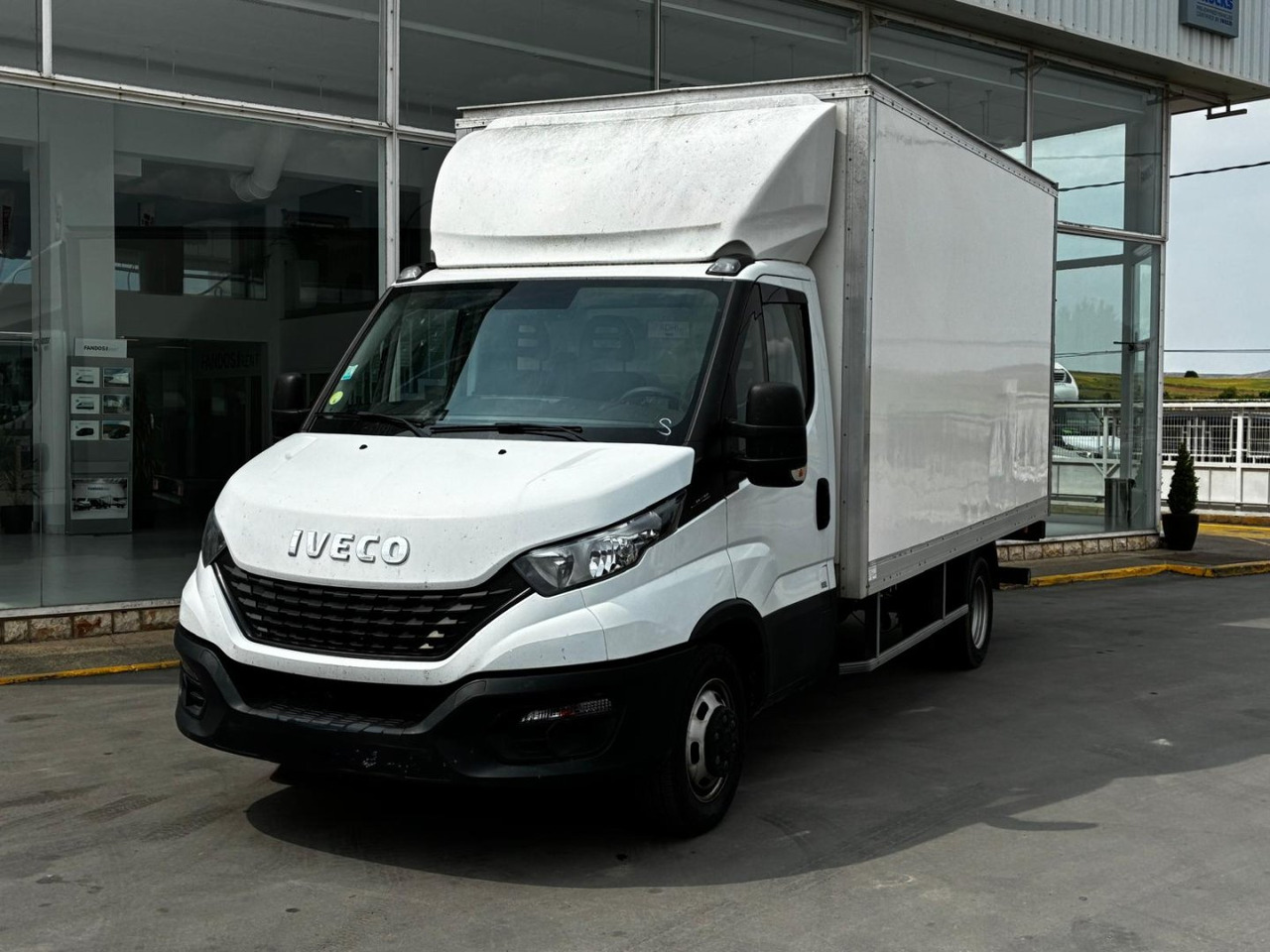 Caja cerrada IVECO 35C16 20m3 - Dostavno vozilo z zabojnikom: slika 1 Caja cerrada IVECO 35C16 20m3 - Dostavno vozilo z zabojnikom: slika 1