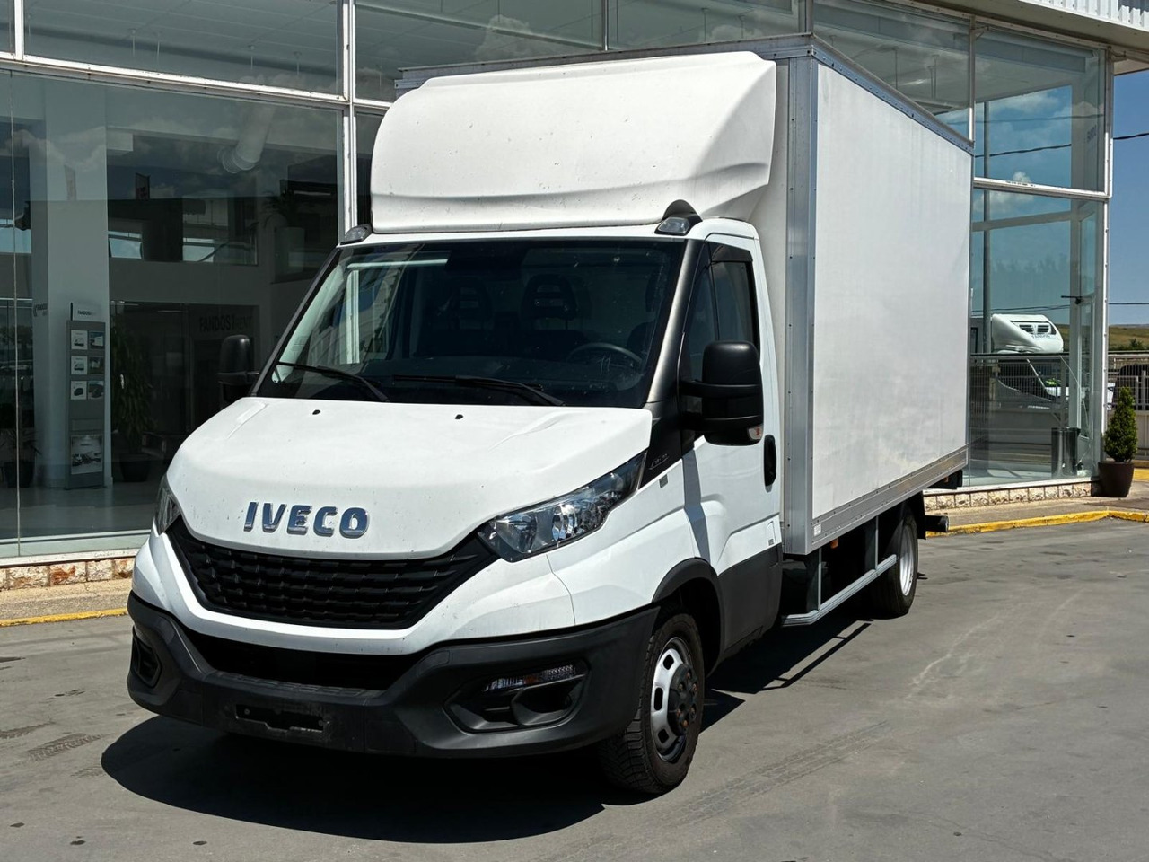 Caja cerrada IVECO 35C16 20m3 - Dostavno vozilo z zabojnikom: slika 1 Caja cerrada IVECO 35C16 20m3 - Dostavno vozilo z zabojnikom: slika 1