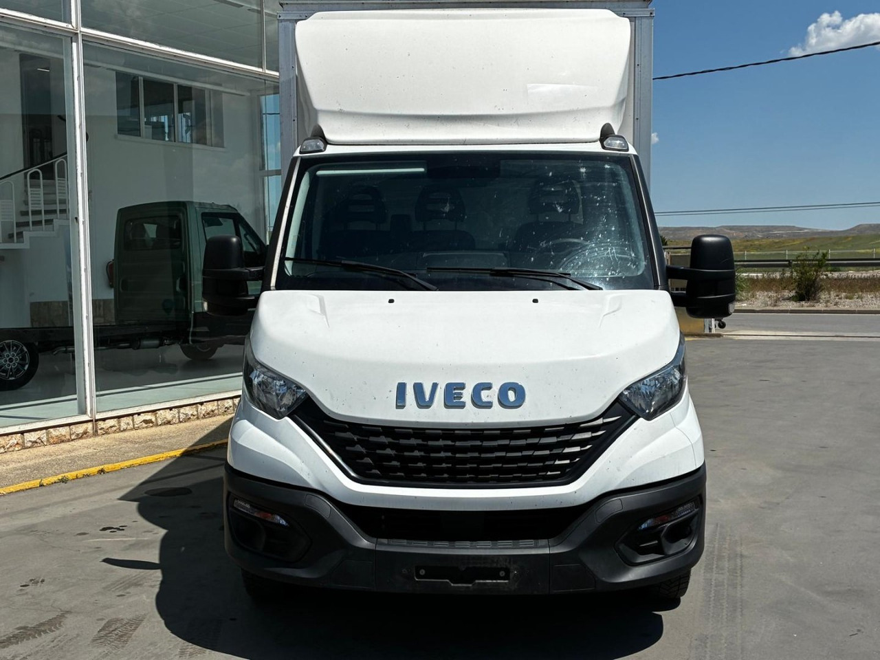 Caja cerrada IVECO 35C16 20m3 - Dostavno vozilo z zabojnikom: slika 2 Caja cerrada IVECO 35C16 20m3 - Dostavno vozilo z zabojnikom: slika 2