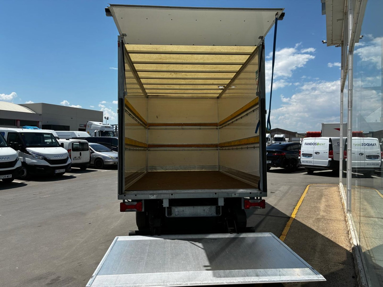 Caja cerrada IVECO 35C16 20m3 - Dostavno vozilo z zabojnikom: slika 5 Caja cerrada IVECO 35C16 20m3 - Dostavno vozilo z zabojnikom: slika 5