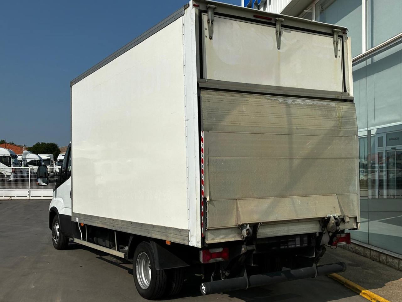 Caja cerrada IVECO 35C16 20m3 - Dostavno vozilo z zabojnikom: slika 4 Caja cerrada IVECO 35C16 20m3 - Dostavno vozilo z zabojnikom: slika 4