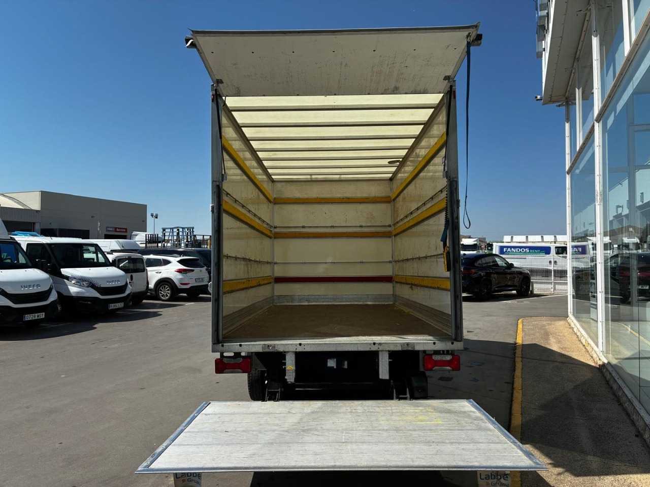 Caja cerrada IVECO 35C16 20m3 - Dostavno vozilo z zabojnikom: slika 4 Caja cerrada IVECO 35C16 20m3 - Dostavno vozilo z zabojnikom: slika 4