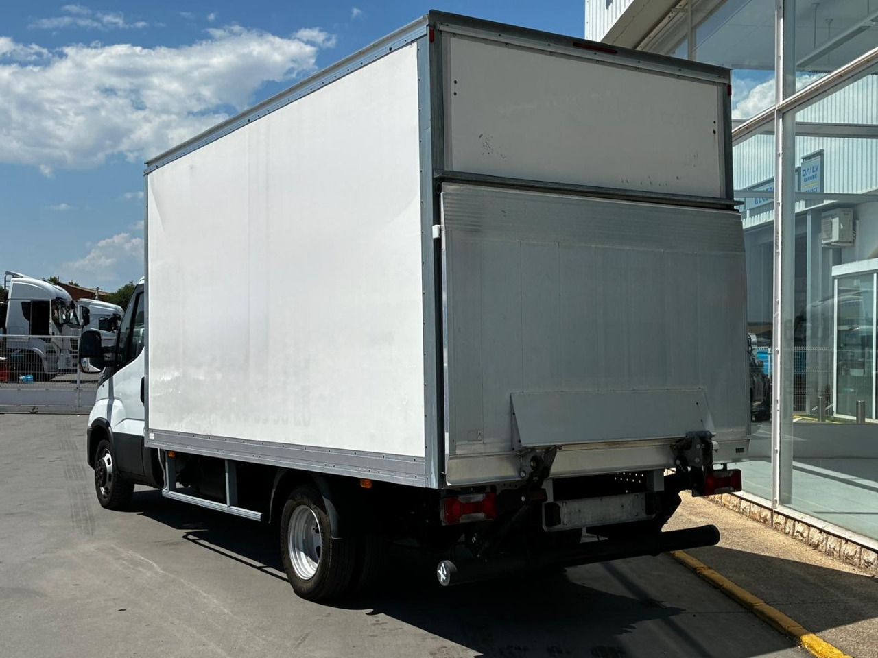 Caja cerrada IVECO 35C16 20m3 - Dostavno vozilo z zabojnikom: slika 4 Caja cerrada IVECO 35C16 20m3 - Dostavno vozilo z zabojnikom: slika 4