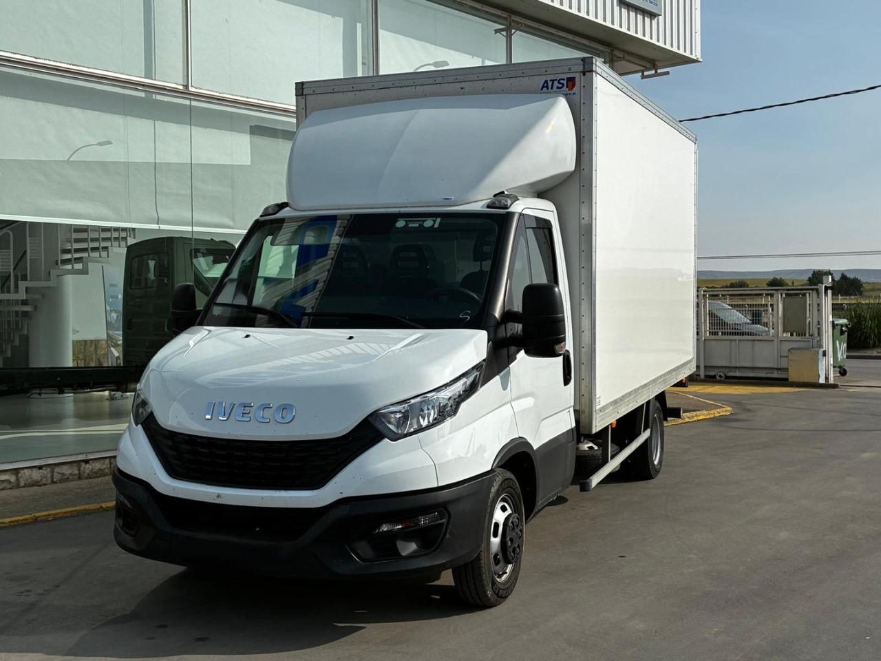 Caja cerrada con plataforma elevadora IVECO 35C16 20m3 - Dostavno vozilo z zabojnikom: slika 1 Caja cerrada con plataforma elevadora IVECO 35C16 20m3 - Dostavno vozilo z zabojnikom: slika 1
