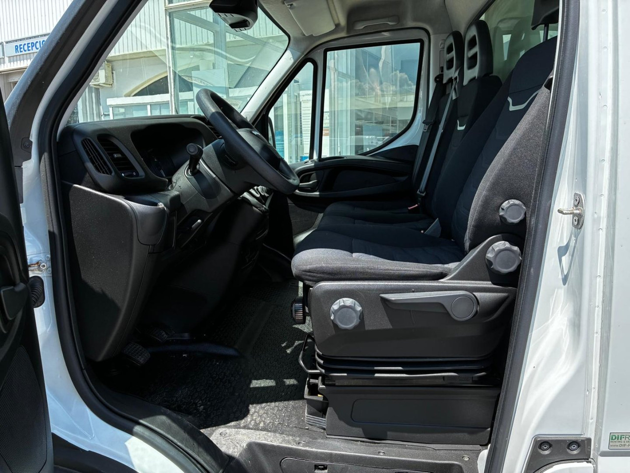 Caja cerrada con plataforma elevadora IVECO 35C16 20m3 - Dostavno vozilo z zabojnikom: slika 5 Caja cerrada con plataforma elevadora IVECO 35C16 20m3 - Dostavno vozilo z zabojnikom: slika 5