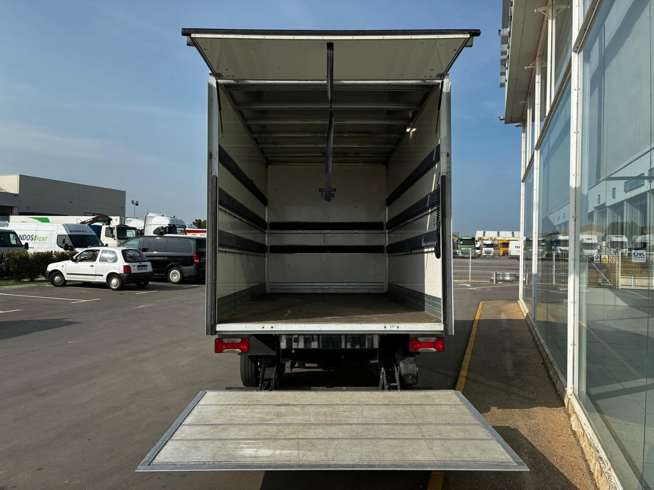 Caja cerrada con plataforma elevadora IVECO 35C16 20m3 - Dostavno vozilo z zabojnikom: slika 5 Caja cerrada con plataforma elevadora IVECO 35C16 20m3 - Dostavno vozilo z zabojnikom: slika 5